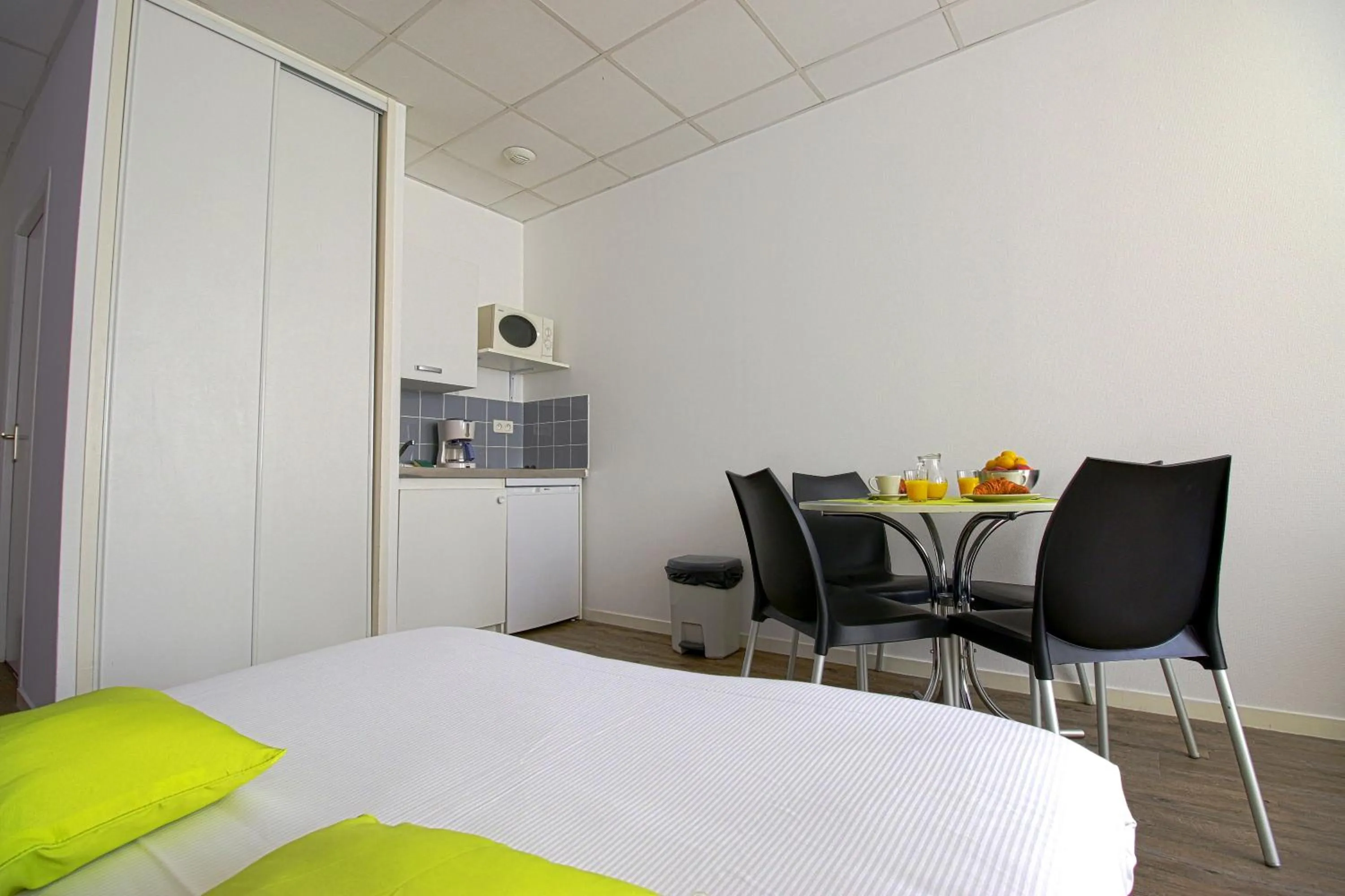 Kitchen or kitchenette, Bed in KOSY Appart'Hôtels - Le Cours Moreau
