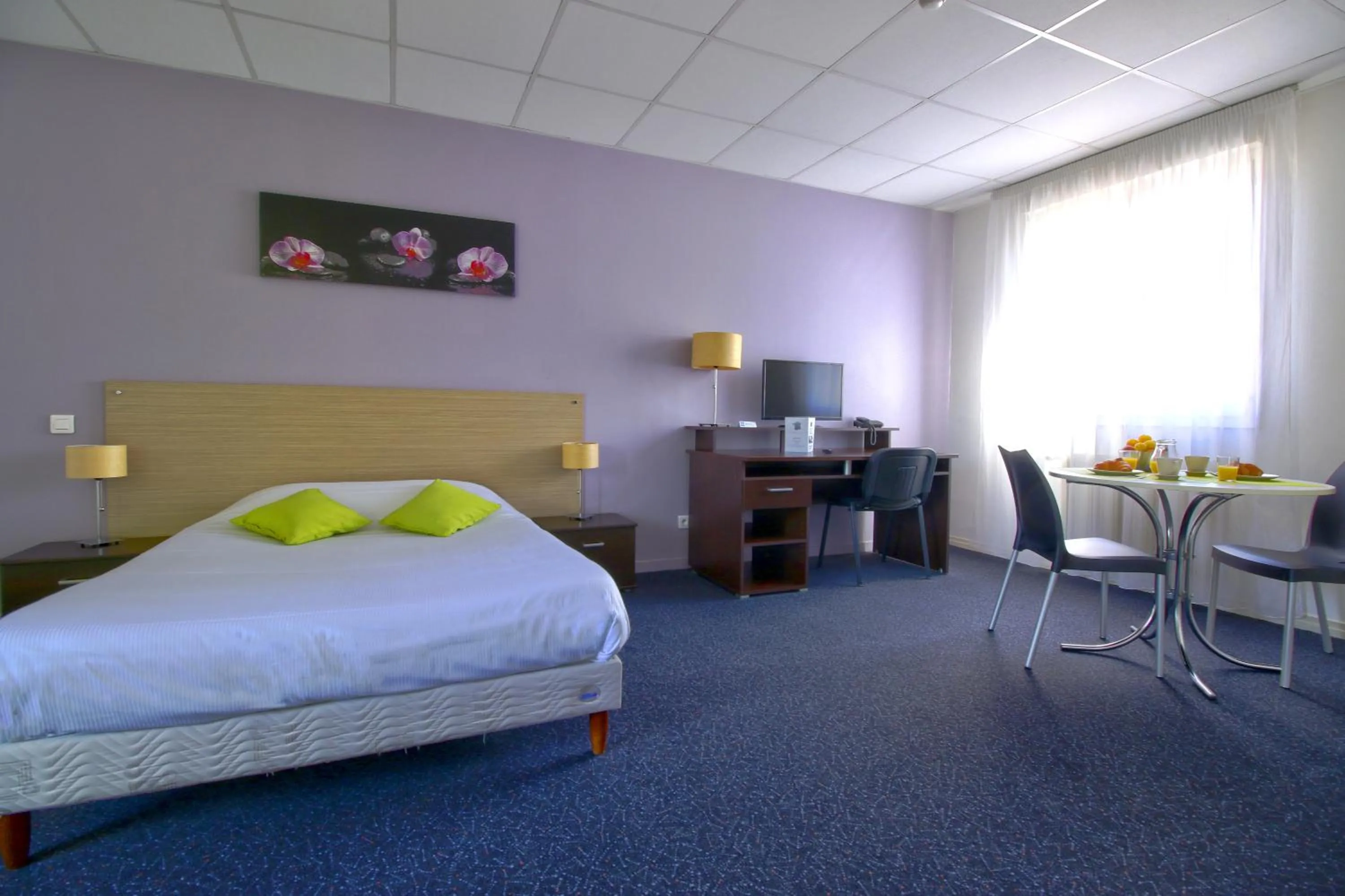 Photo of the whole room, Bed in KOSY Appart'Hôtels - Le Cours Moreau