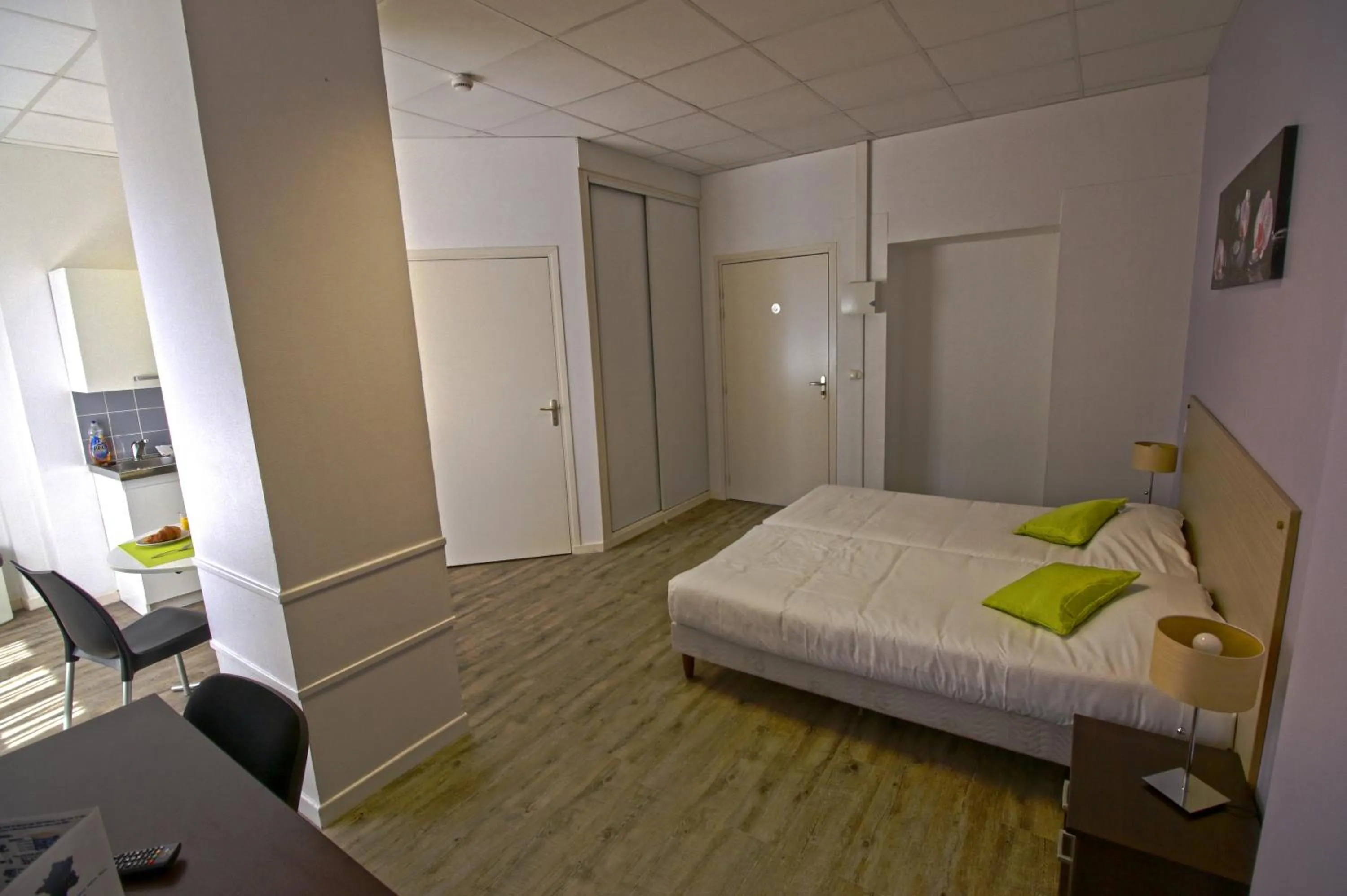 Photo of the whole room, Bed in KOSY Appart'Hôtels - Le Cours Moreau