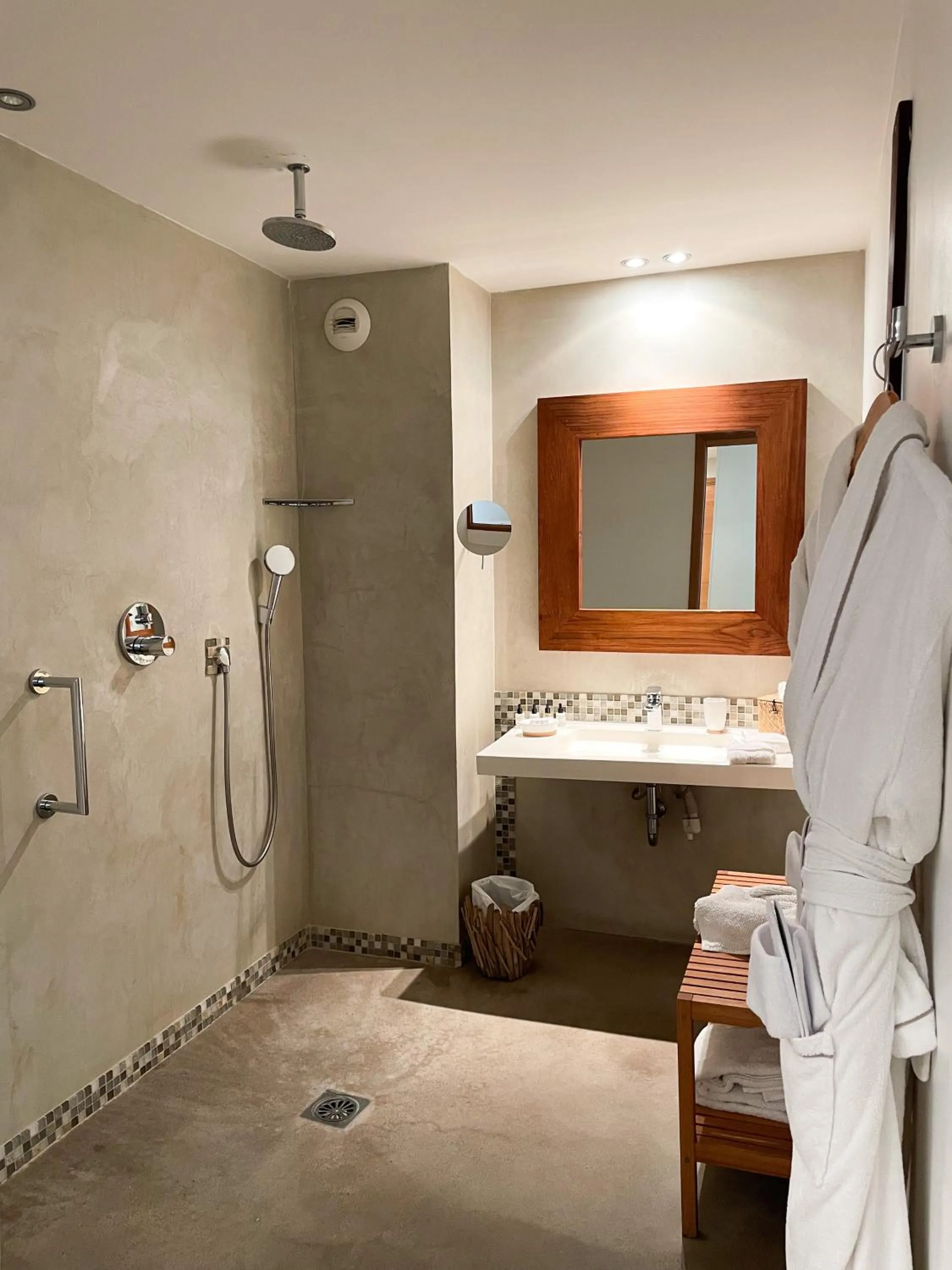 Shower in Cannes Villa St Barth