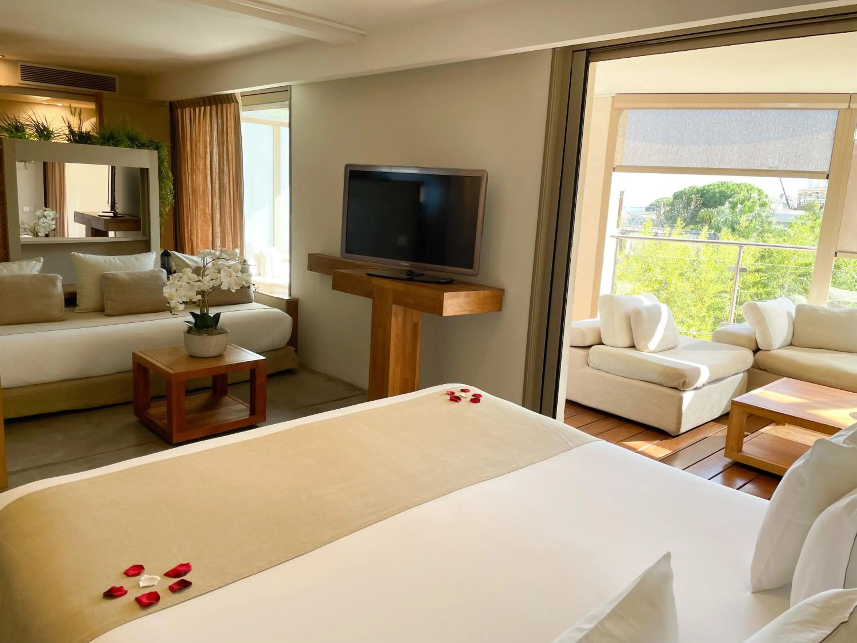 Photo of the whole room, Bed in Cannes Villa St Barth