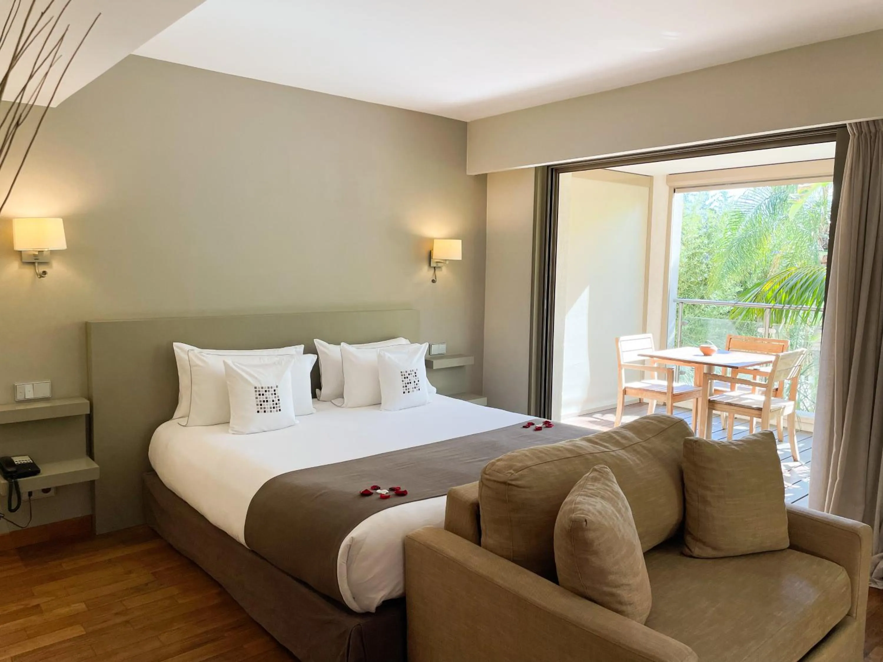 Photo of the whole room, Bed in Cannes Villa St Barth