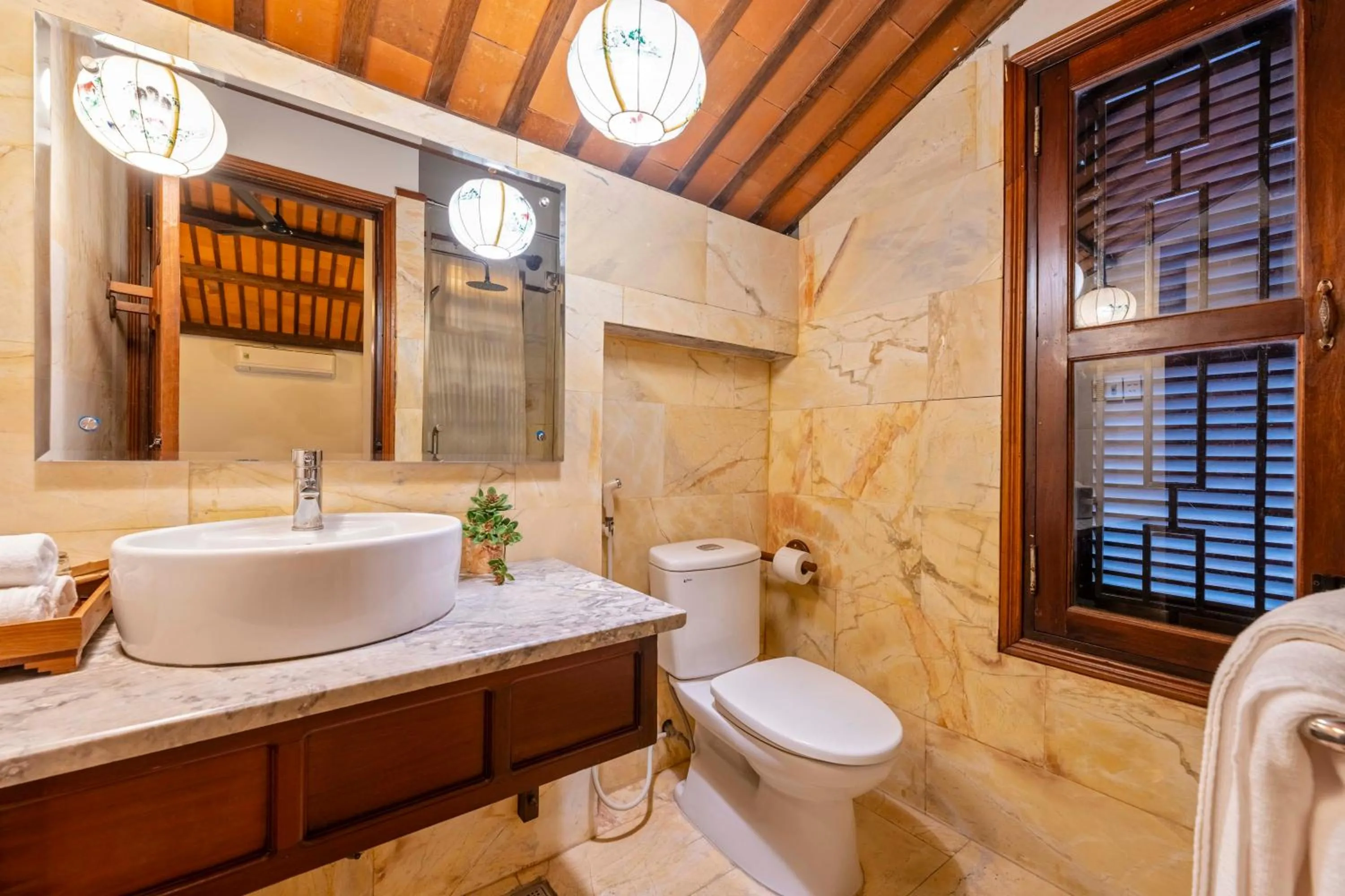 Shower in Thanh Van 1 Hotel