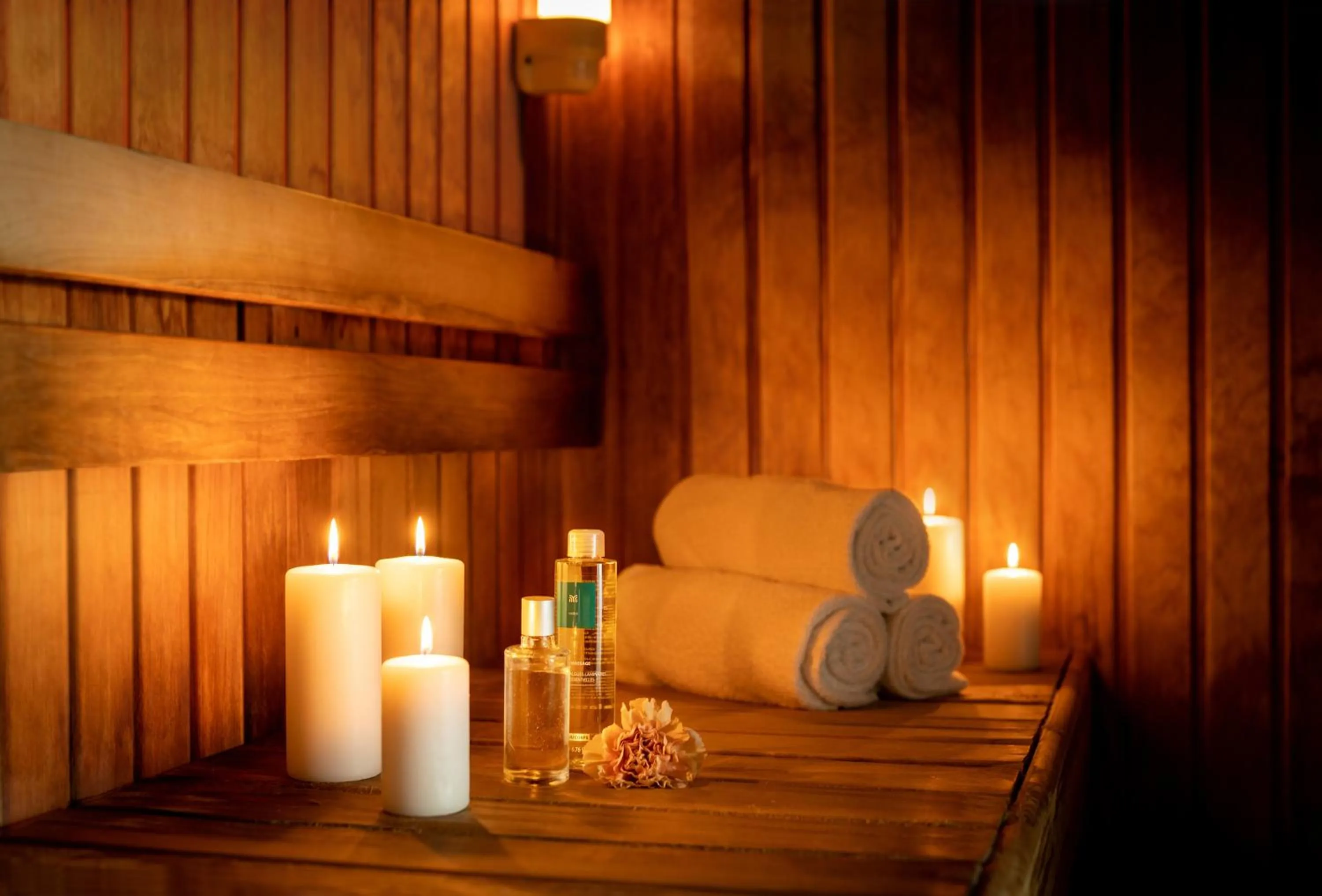 Hot Spring Bath in Première Classe Douarnenez