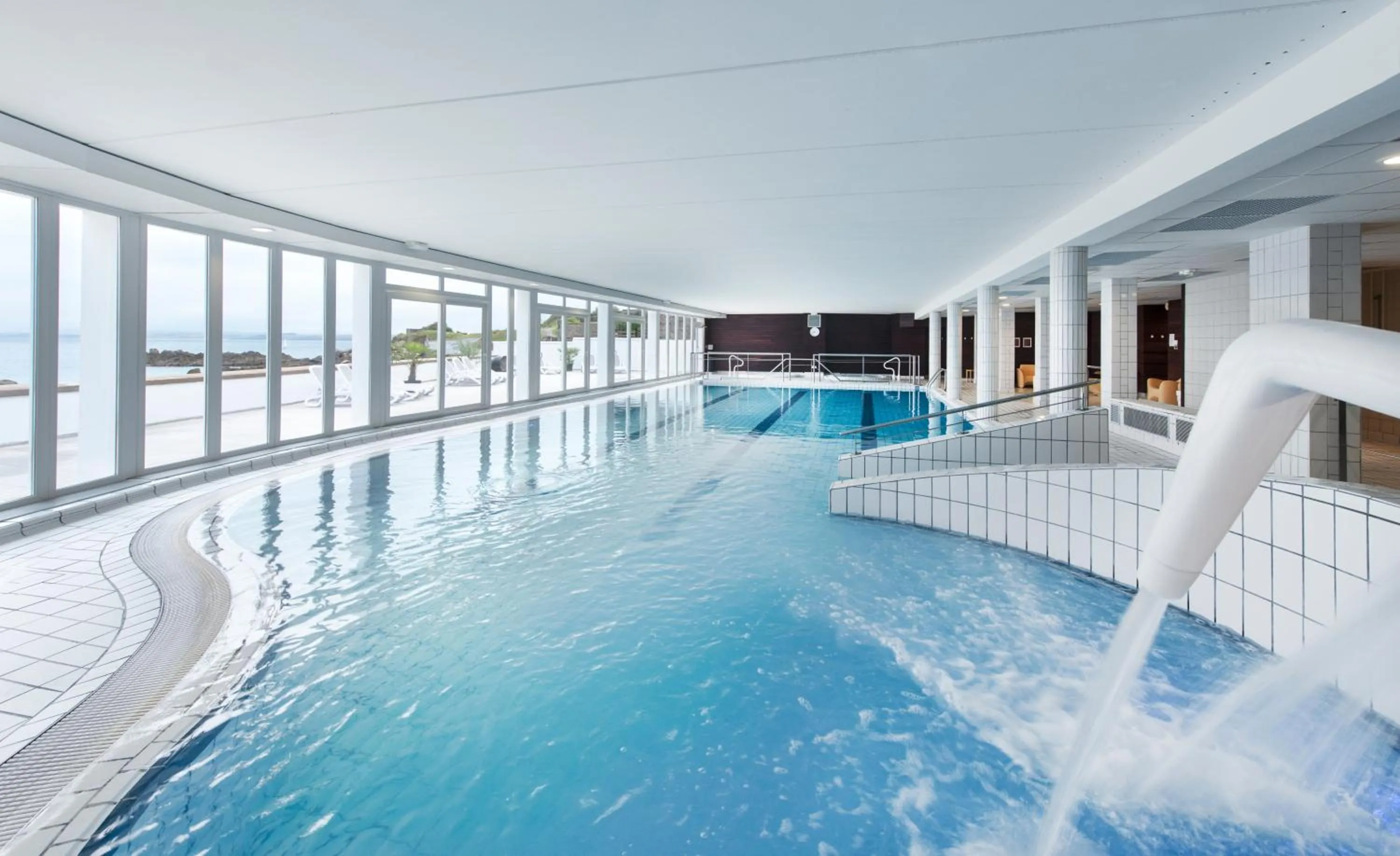 Hot Spring Bath, Swimming Pool in Première Classe Douarnenez