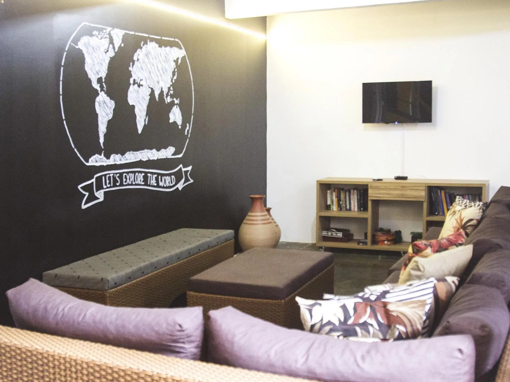 Communal lounge/ TV room in Che Lagarto Hostel Morro De São Paulo