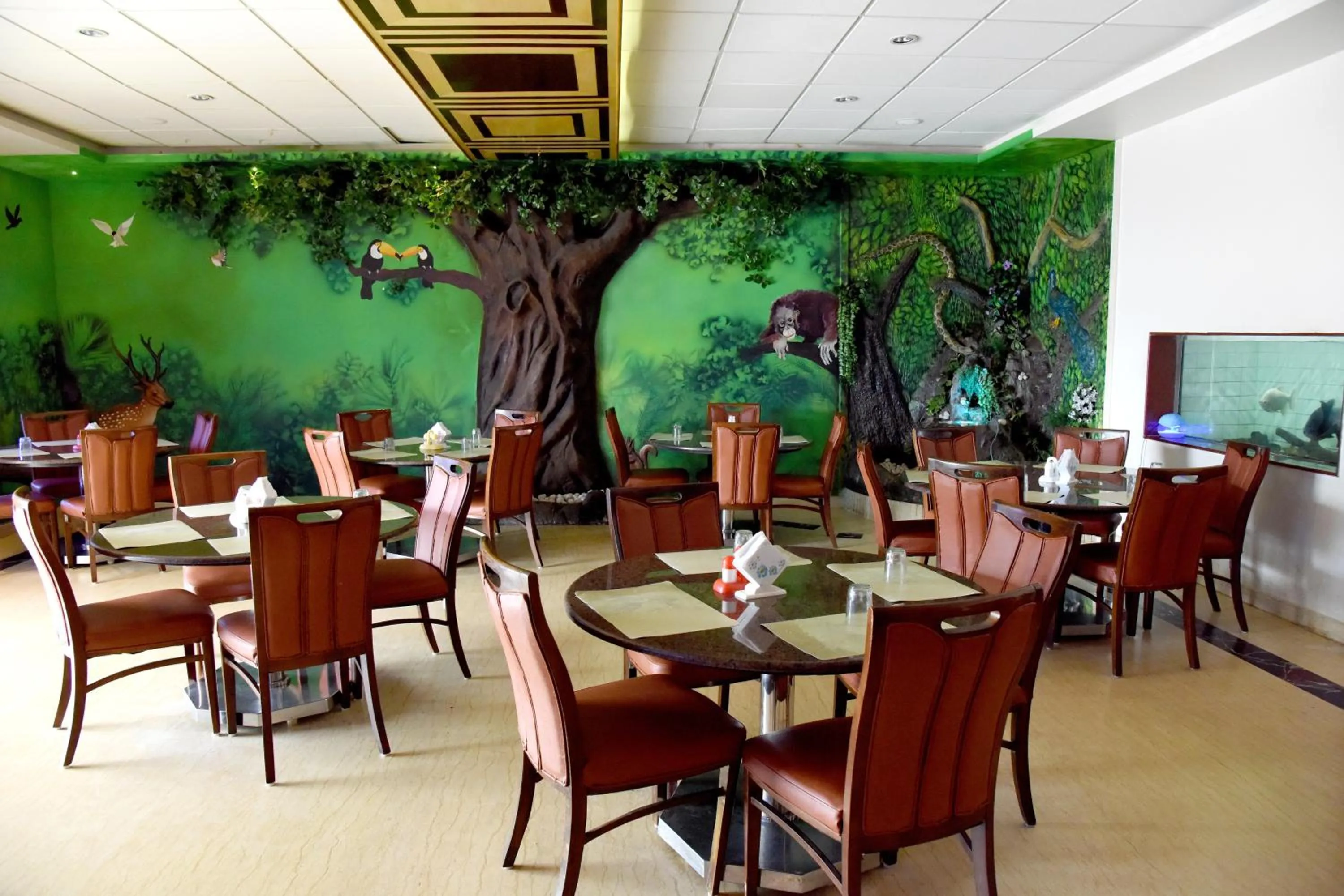 Restaurant/places to eat in Hotel Sharada International