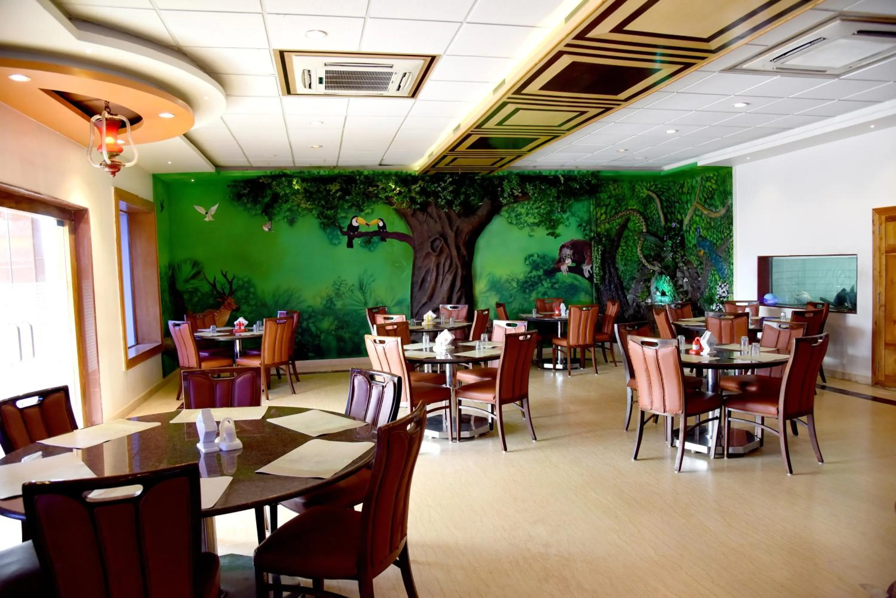 Restaurant/places to eat in Hotel Sharada International