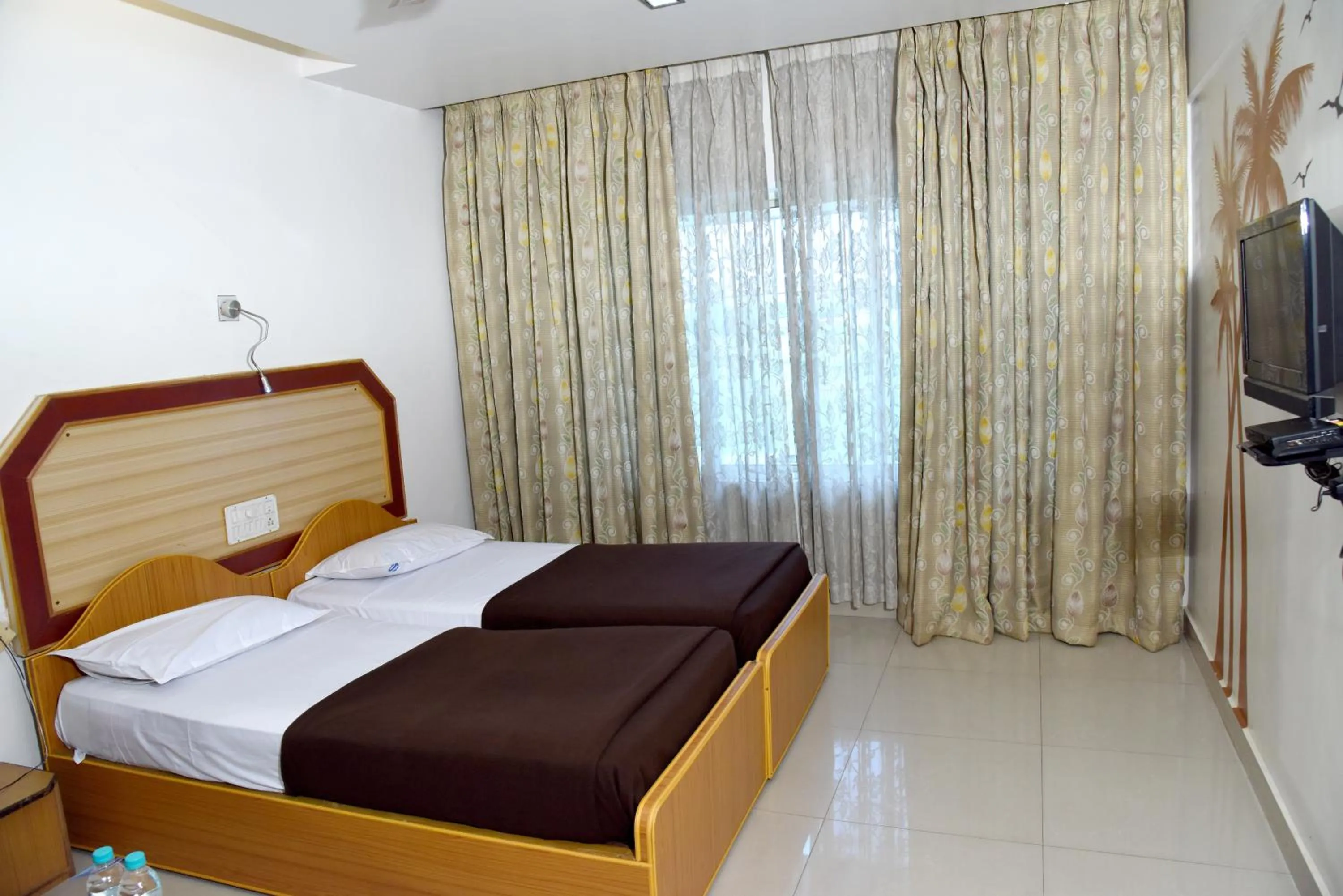 Bedroom, Bed in Hotel Sharada International