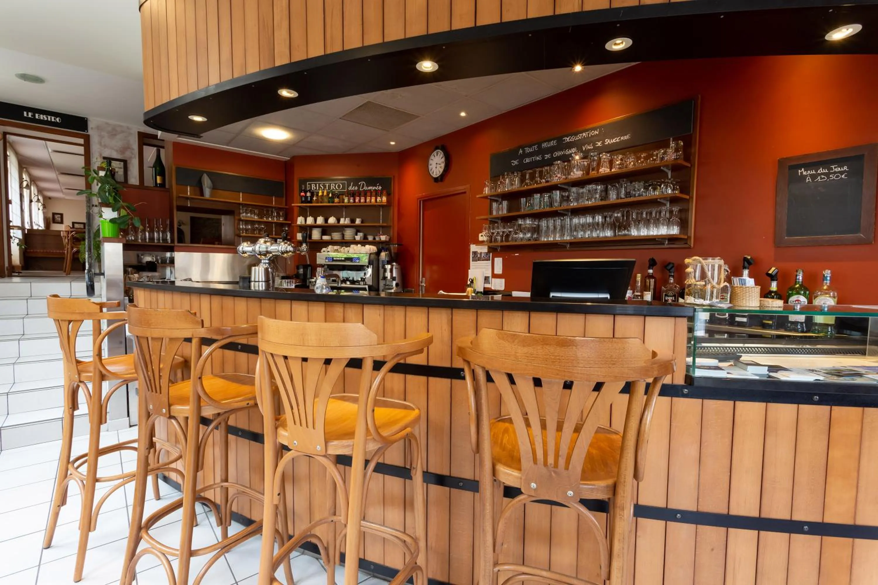 Lounge or bar in Hôtel Restaurant Famille Bourgeois "La Cote des Monts Damnés"