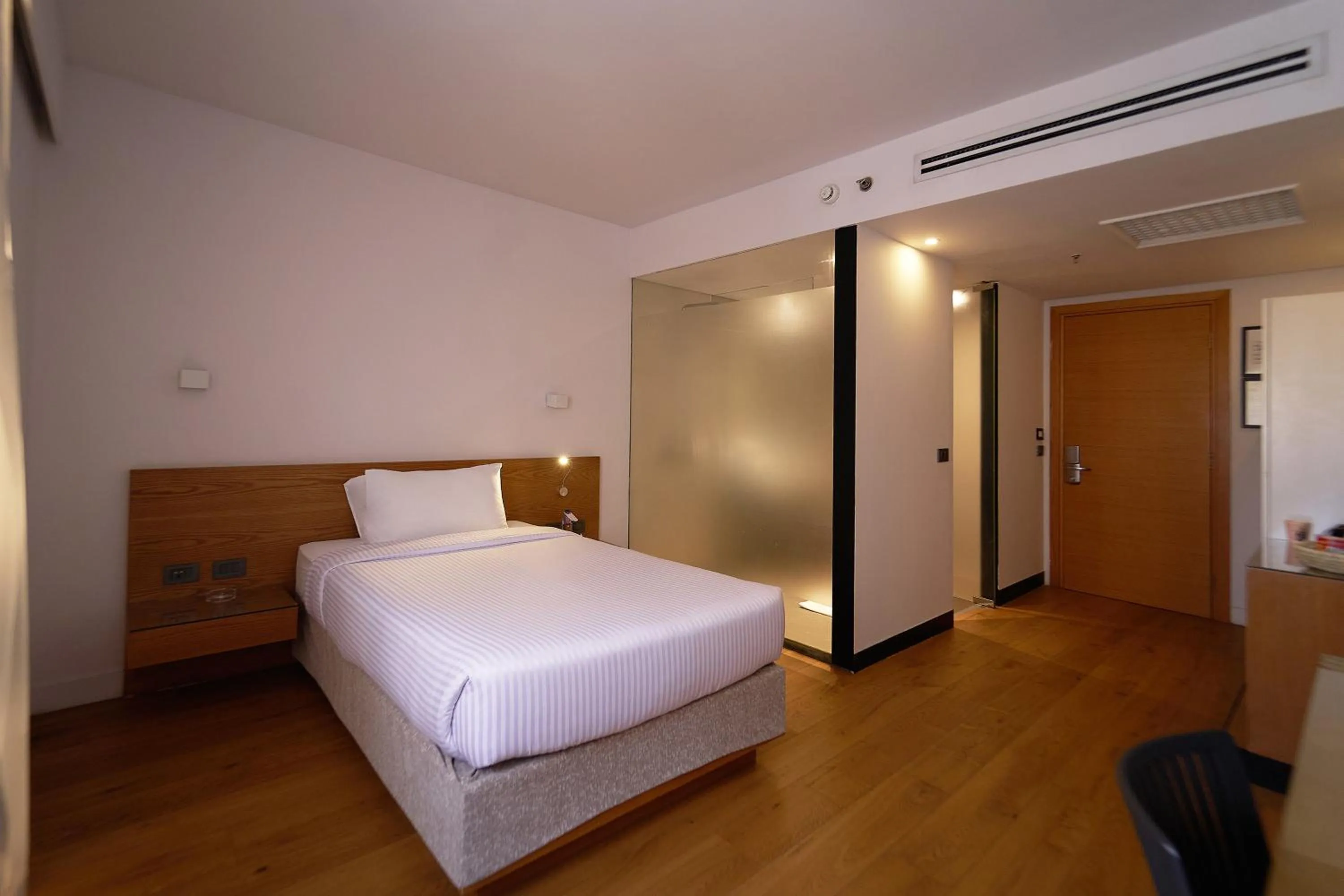 Photo of the whole room, Bed in New President Hotel Cairo