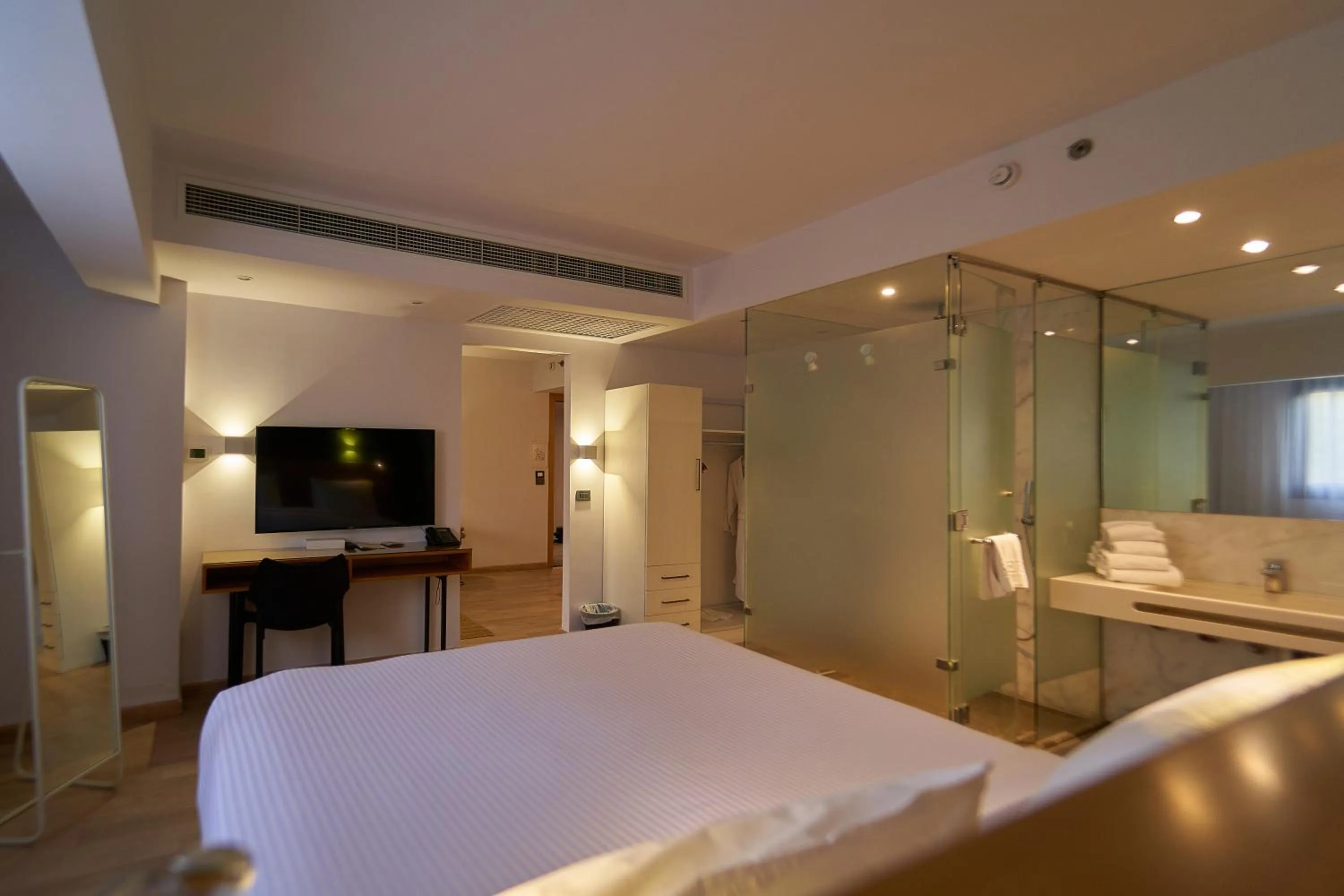 Photo of the whole room, Bed in New President Hotel Cairo