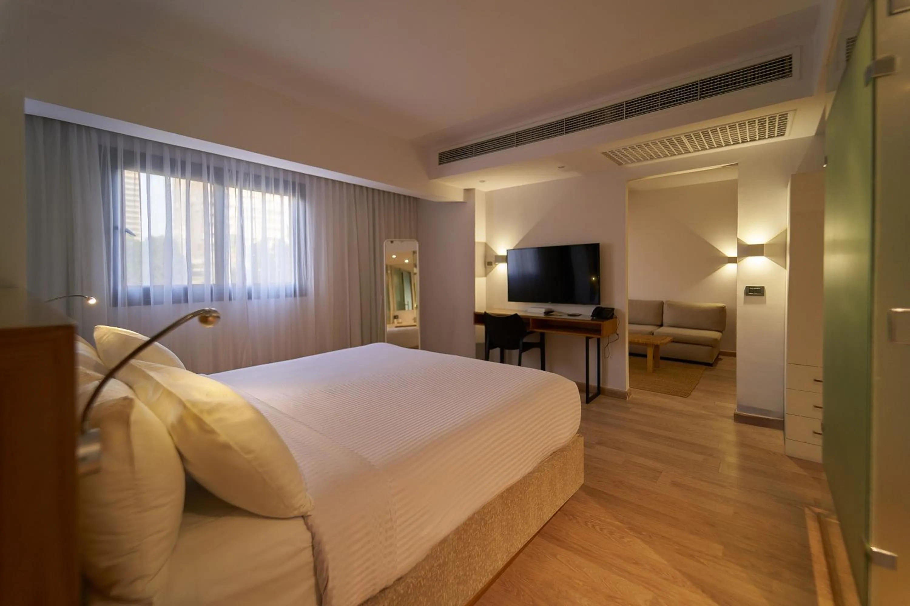 Photo of the whole room, Bed in New President Hotel Cairo