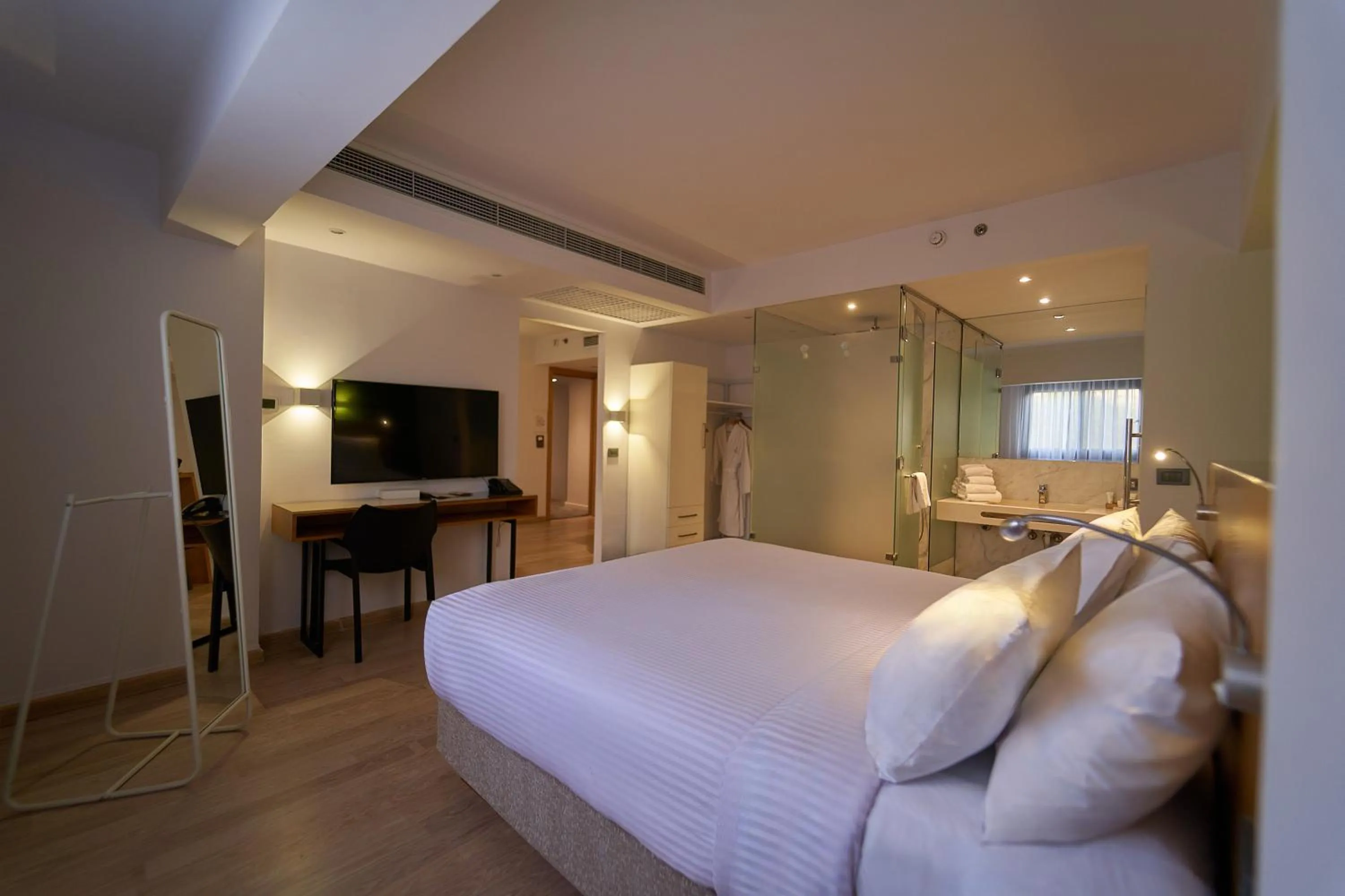 Photo of the whole room, Bed in New President Hotel Cairo