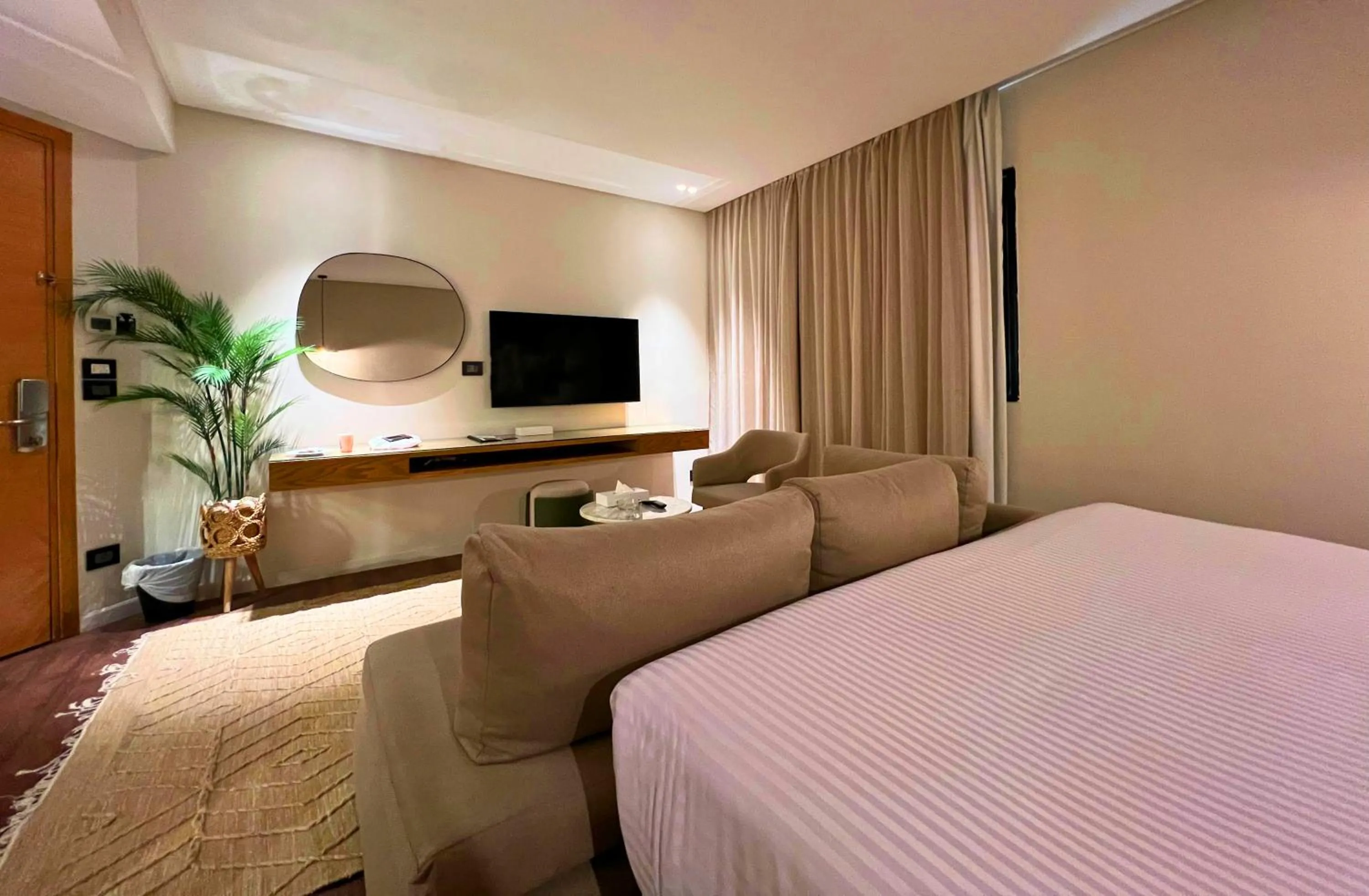 Photo of the whole room, Bed in New President Hotel Cairo