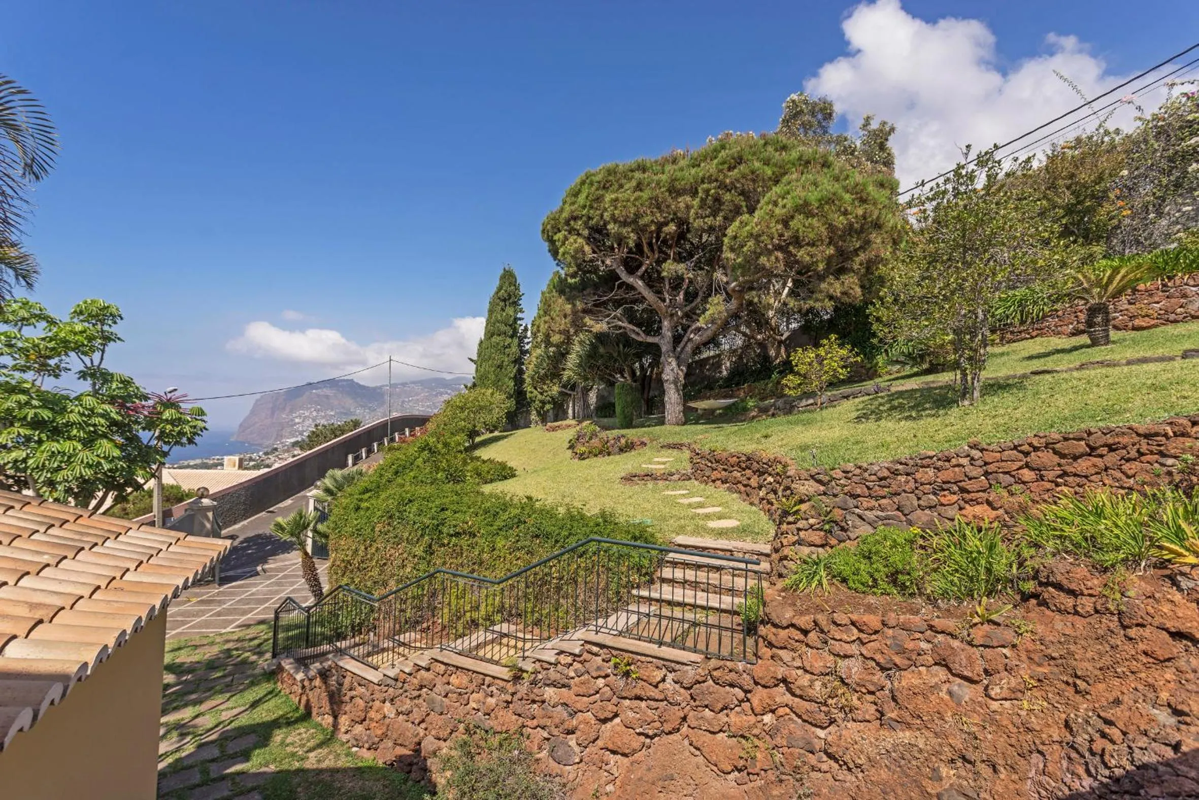 Garden in Vila Eucalipto by An Island Apart
