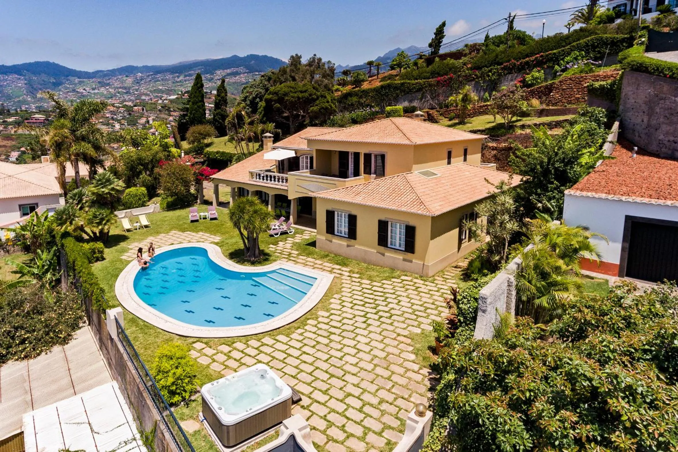 Property building in Vila Eucalipto by An Island Apart