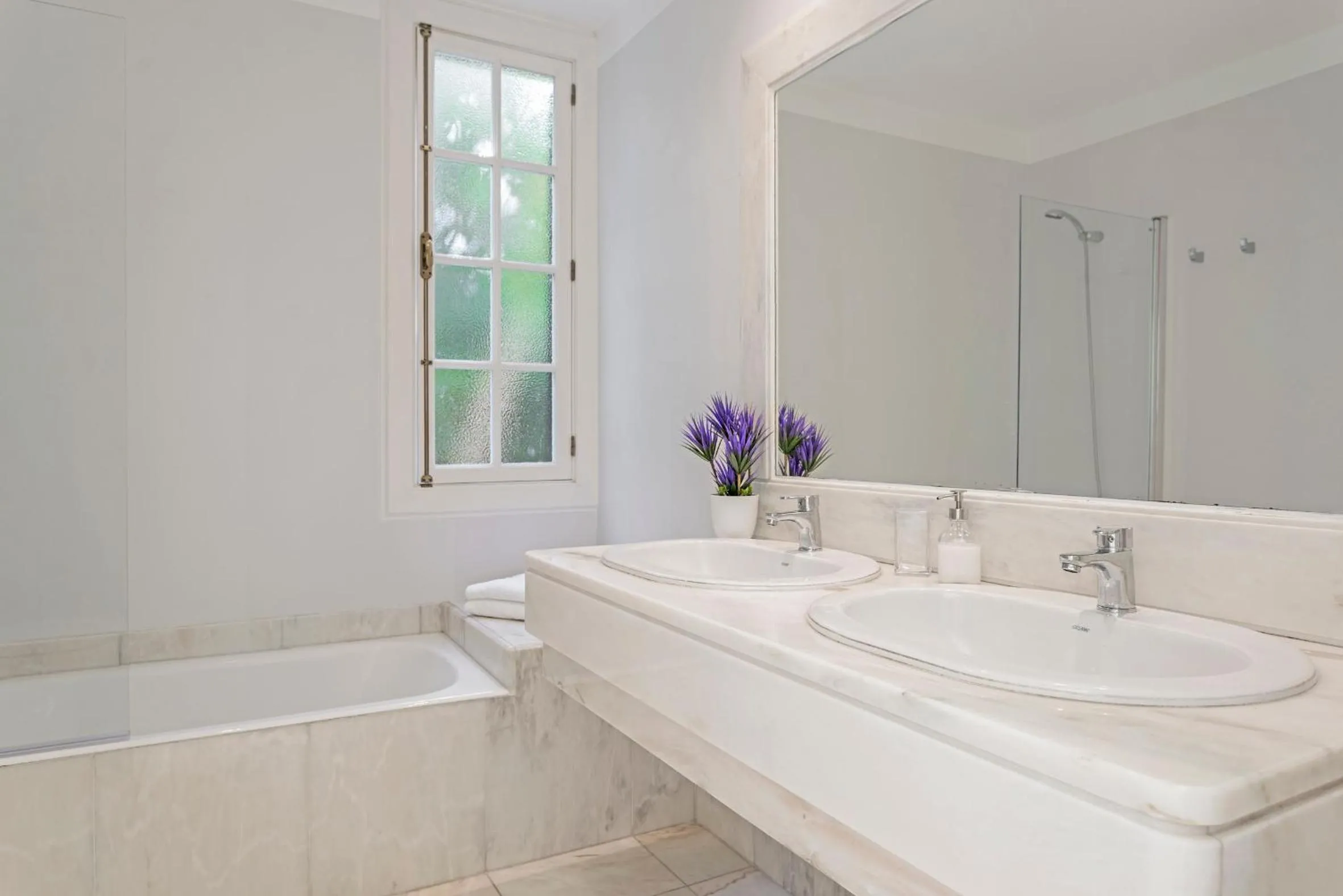 Bathroom in Vila Eucalipto by An Island Apart
