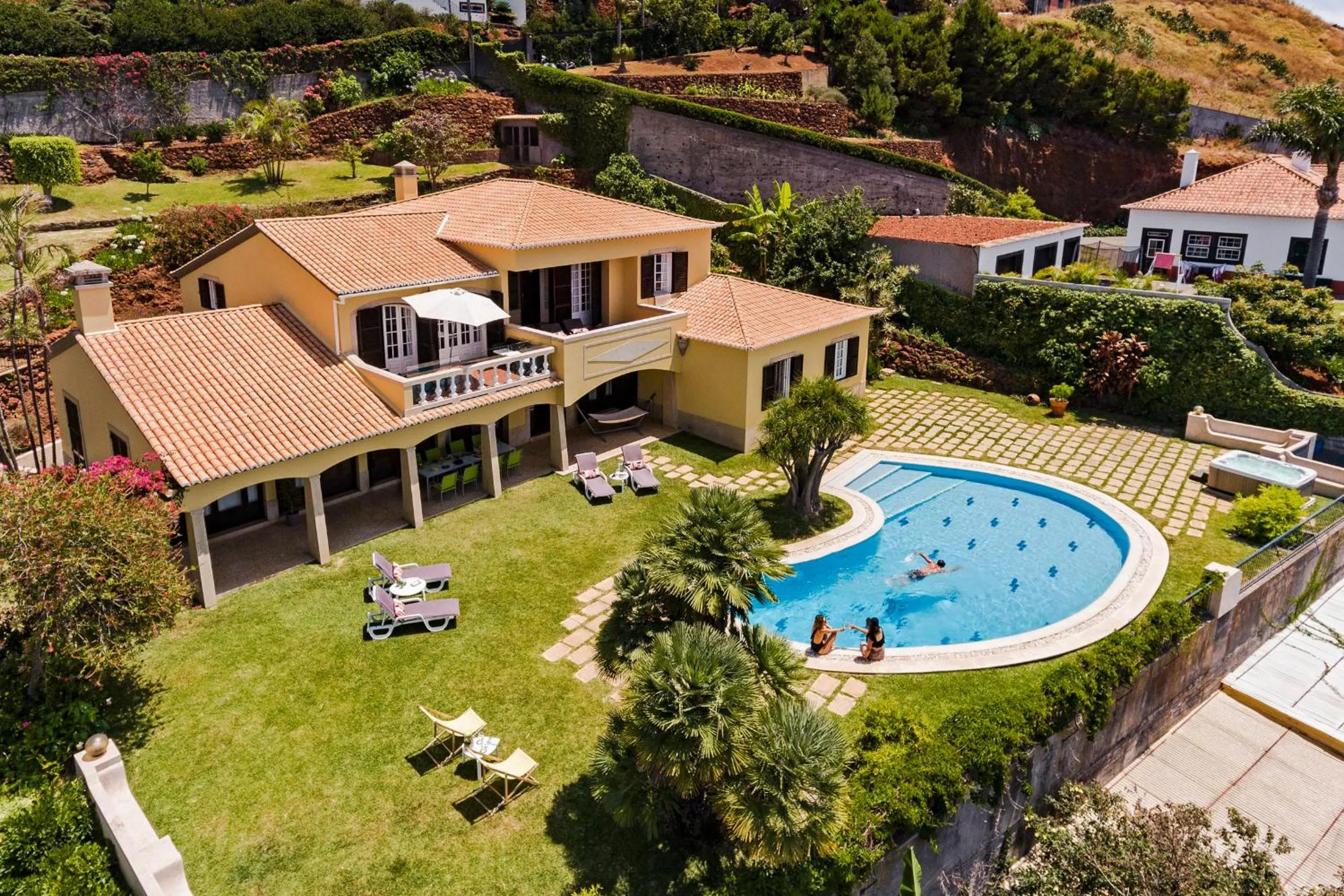 Property building in Vila Eucalipto by An Island Apart
