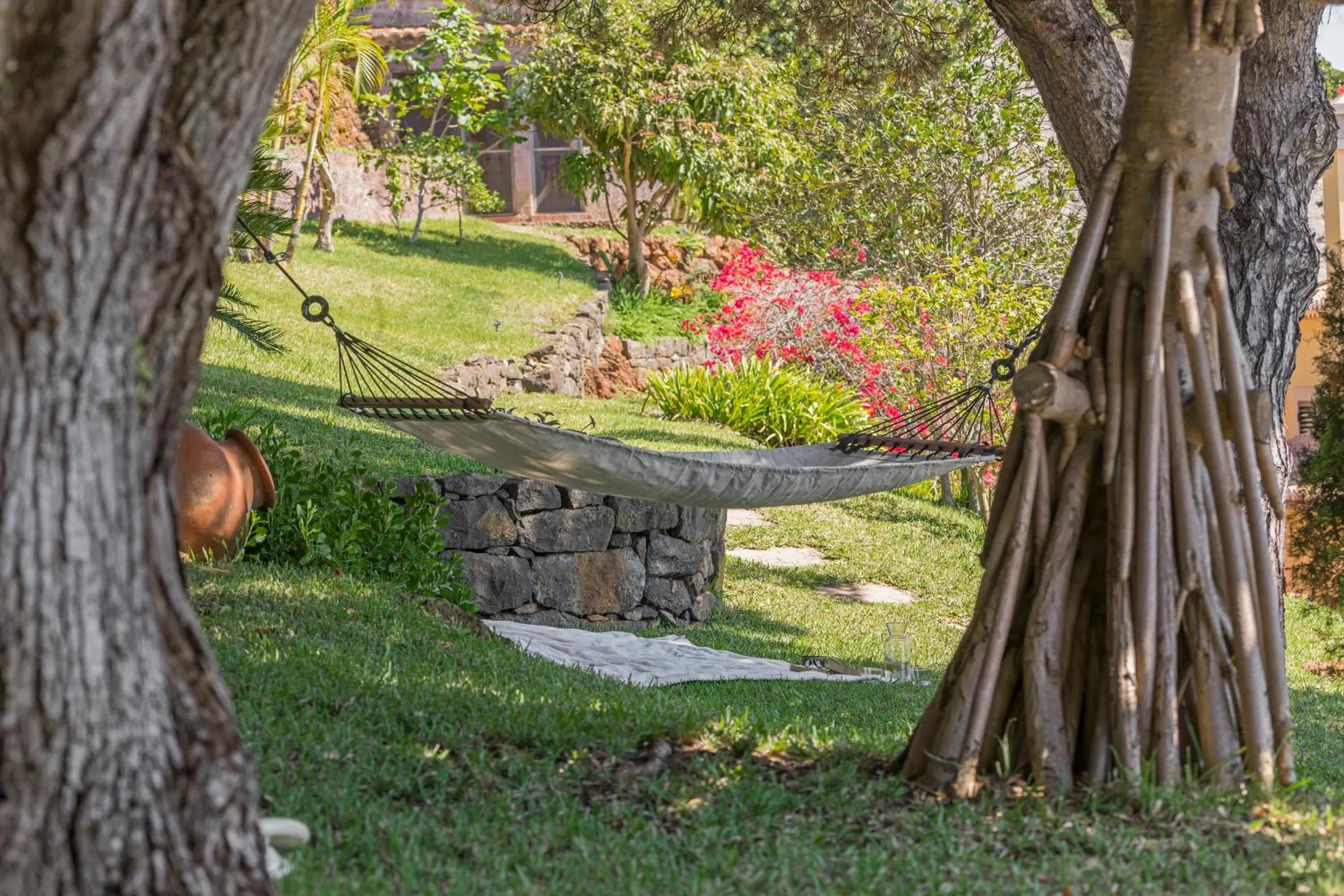 Garden in Vila Eucalipto by An Island Apart