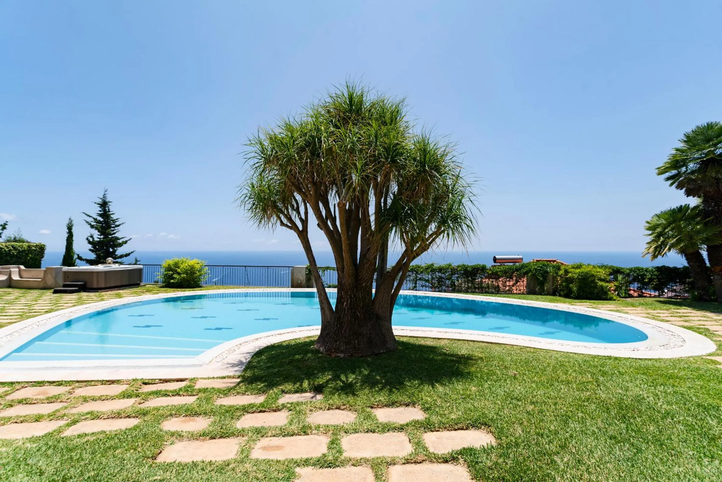 Garden in Vila Eucalipto by An Island Apart