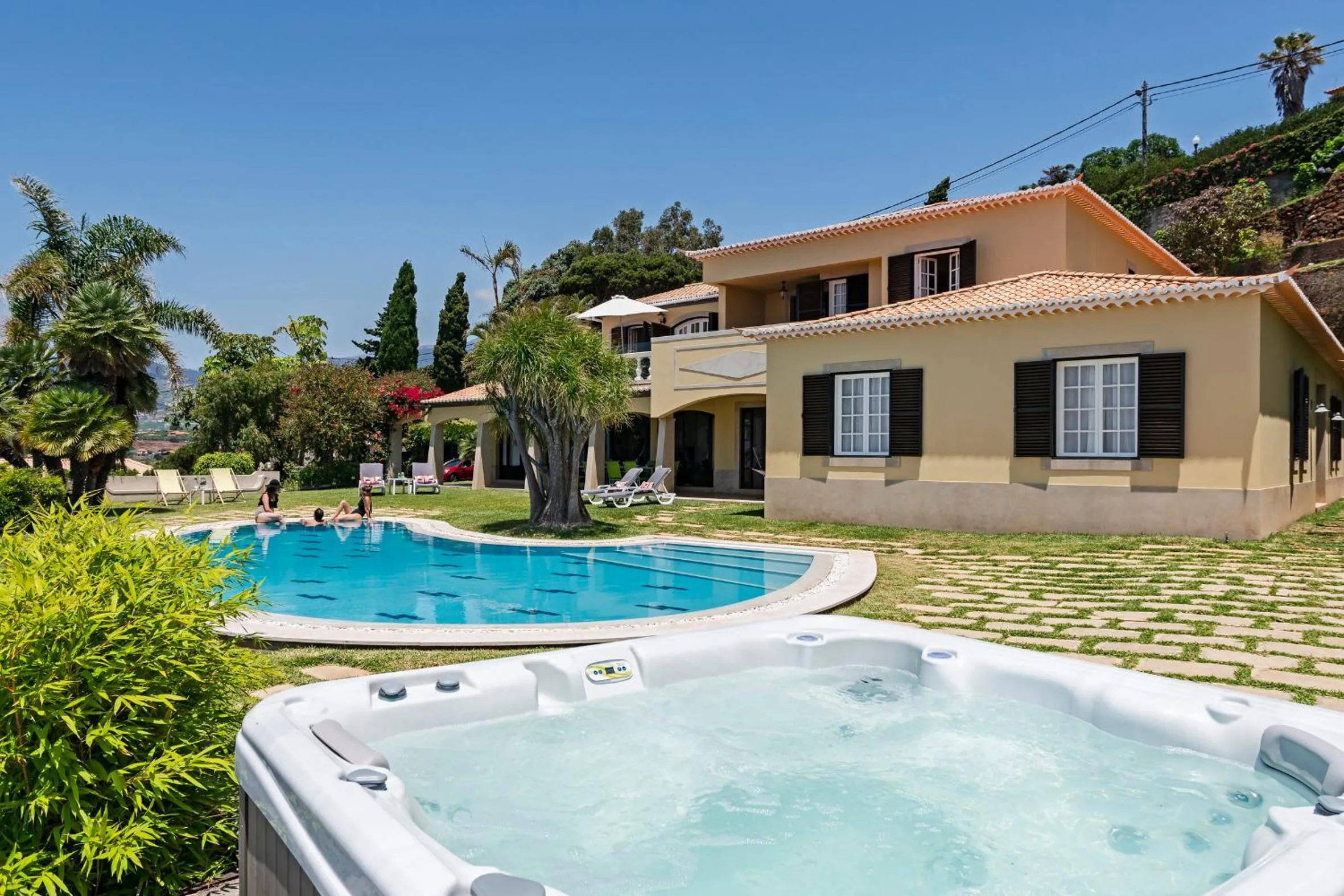 Garden in Vila Eucalipto by An Island Apart