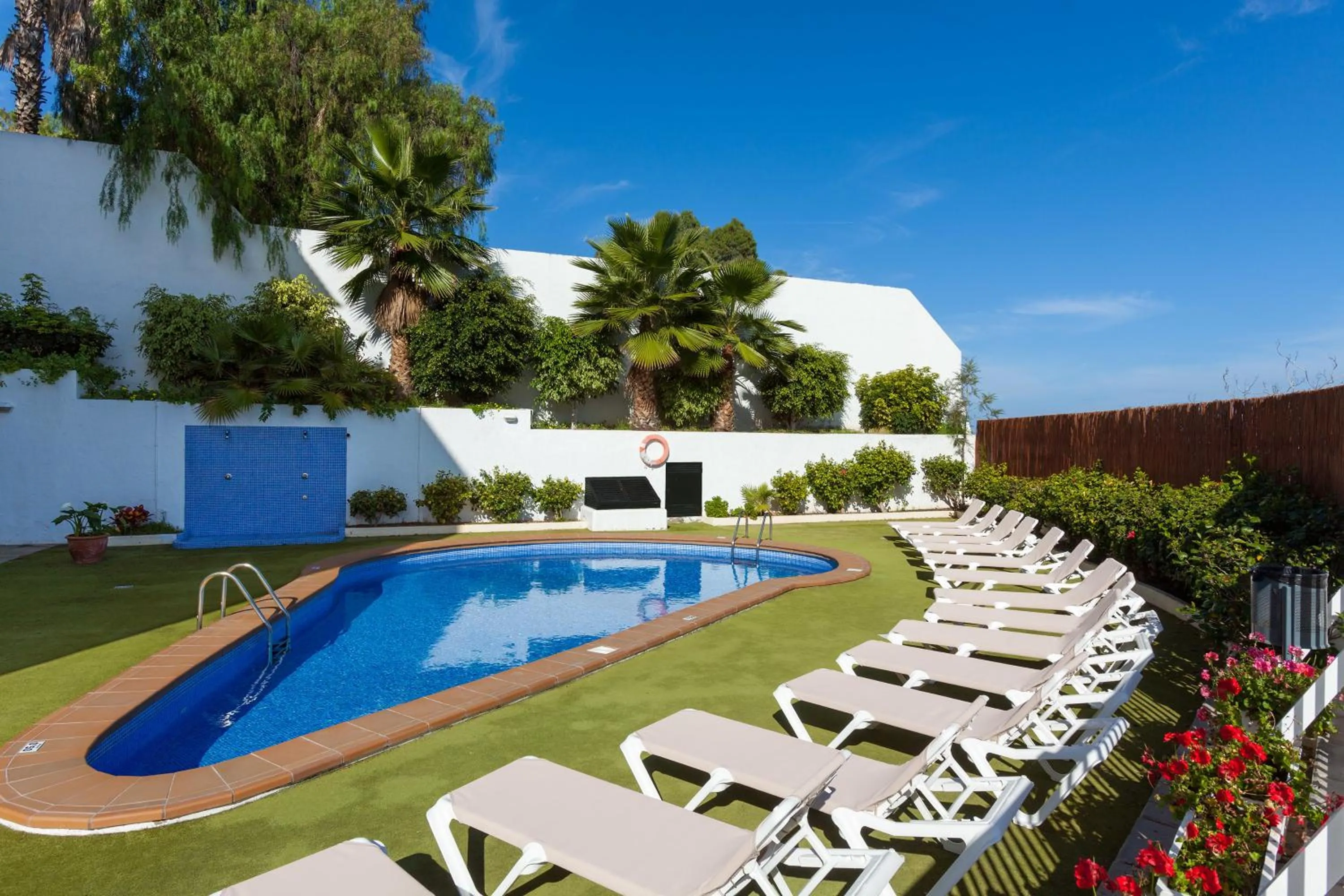 Swimming pool in Apartamentos Los Dragos del Norte