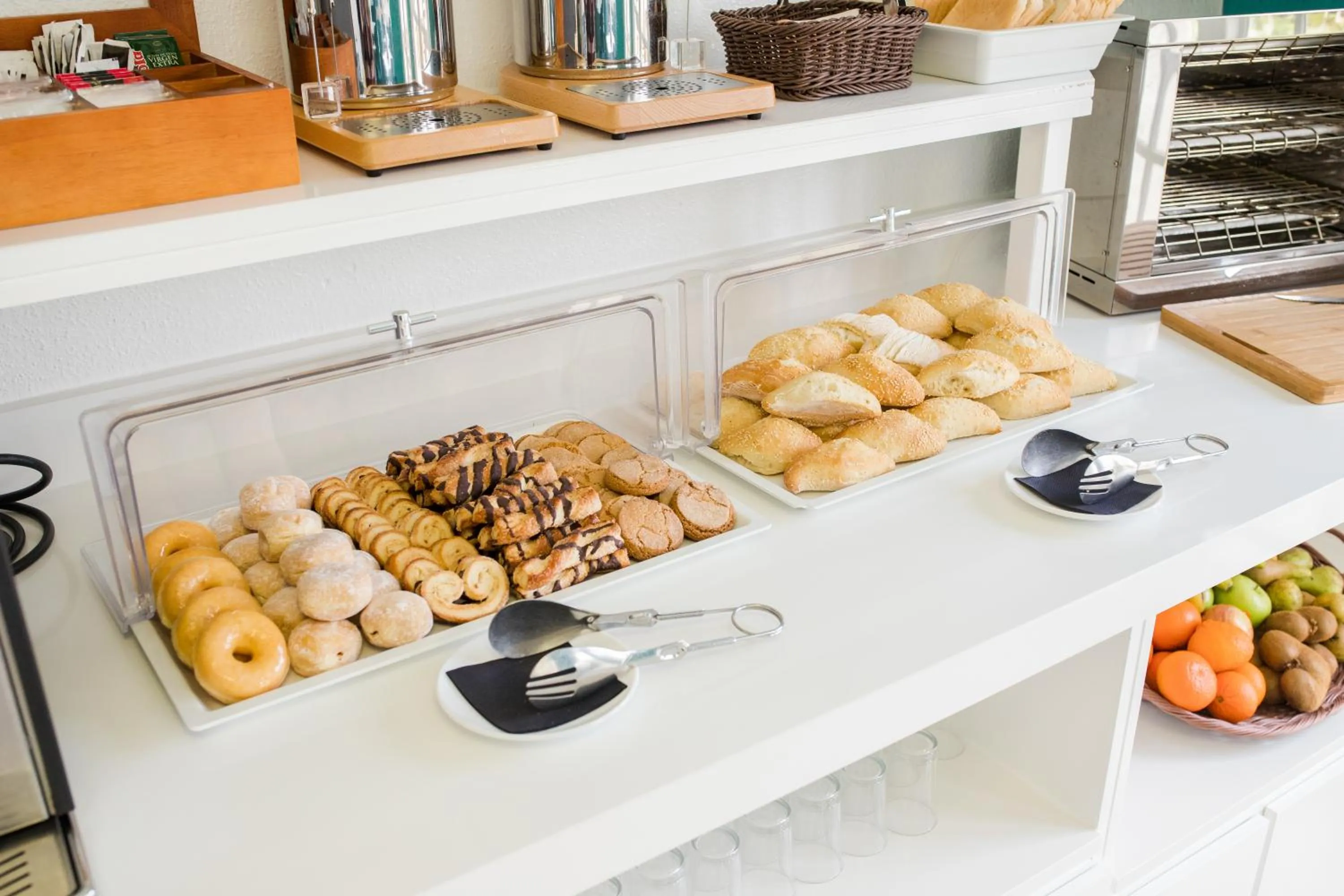 Buffet breakfast in Apartamentos Los Dragos del Norte