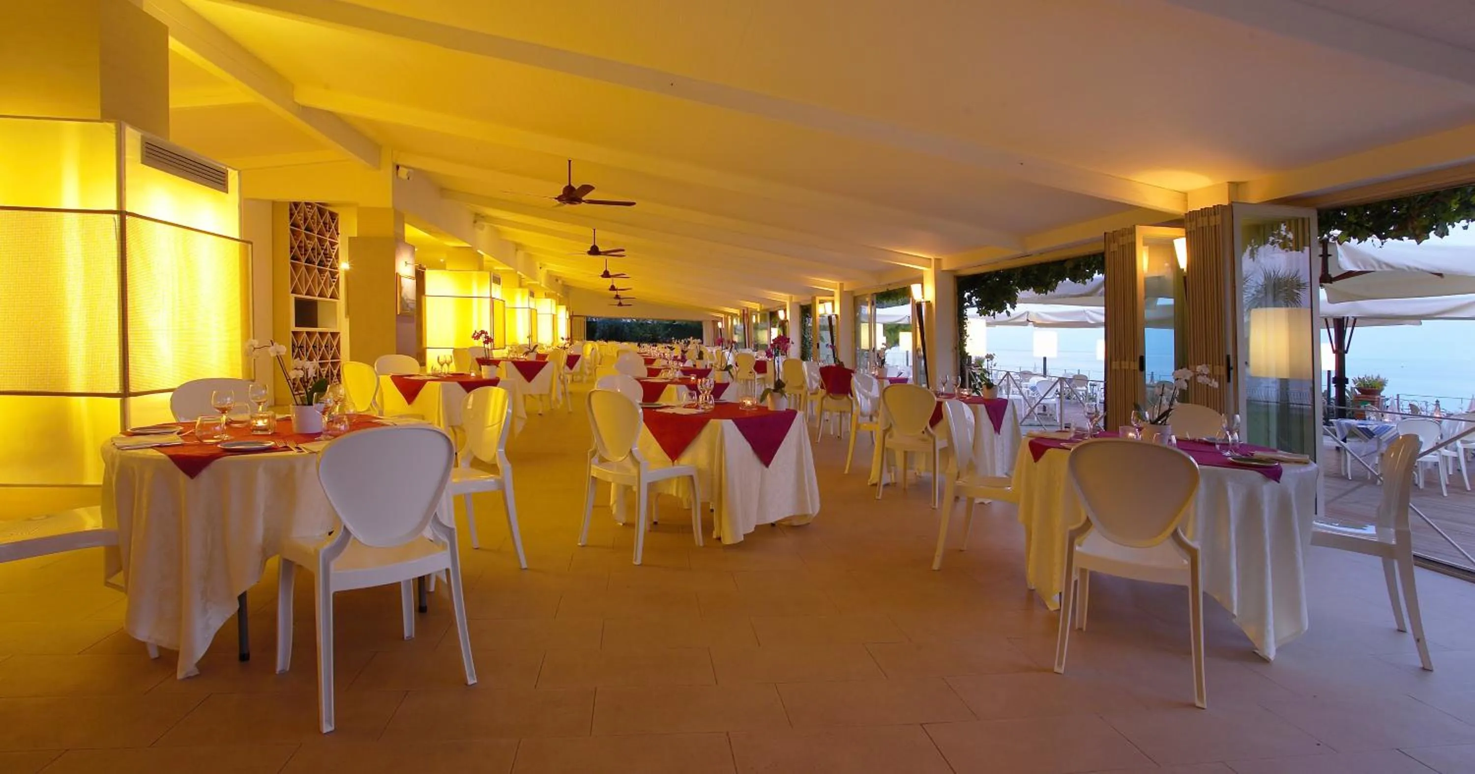 Restaurant/places to eat in Hotel Caparena