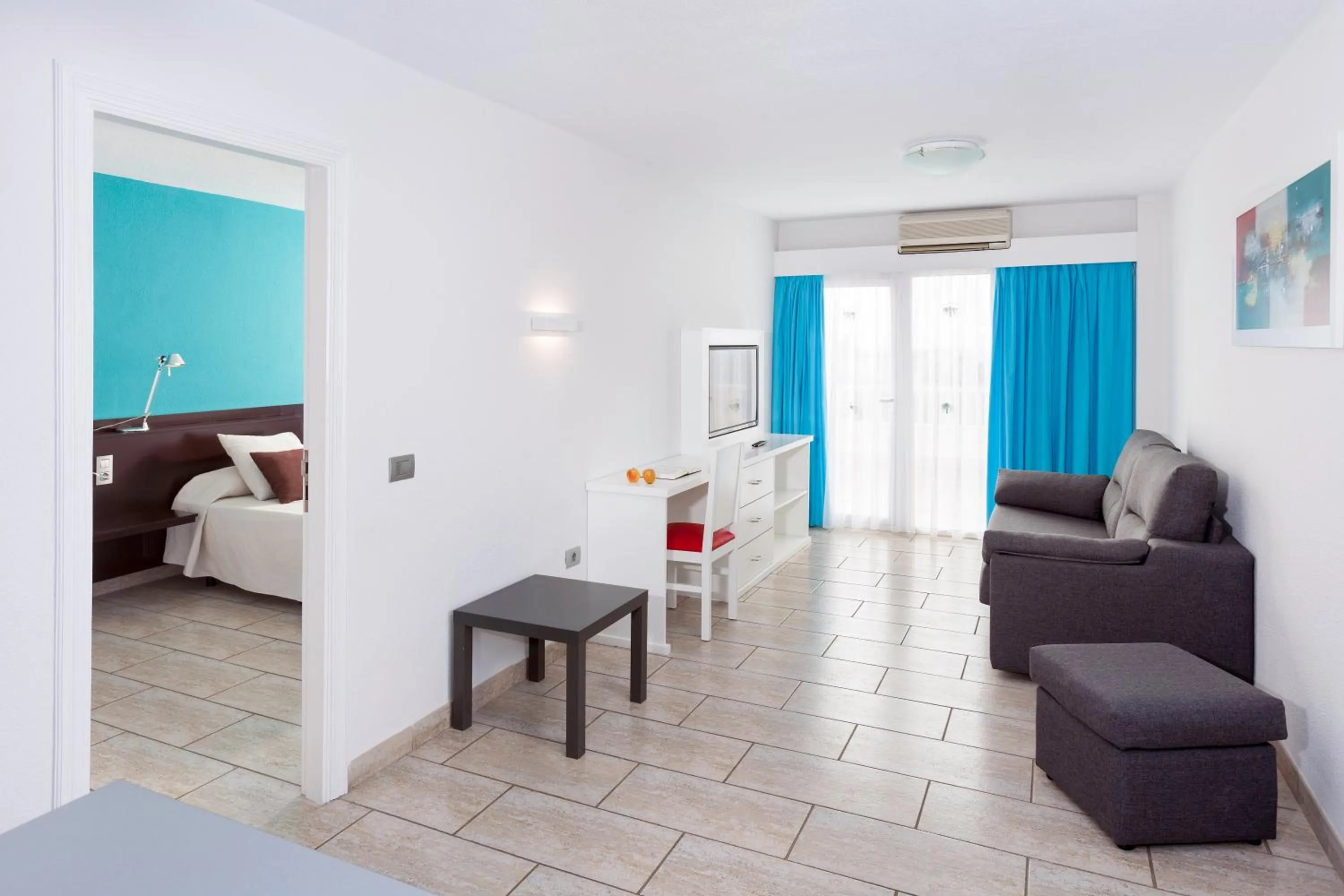 Living room, Bed in Aparthotel Los Dragos del Sur