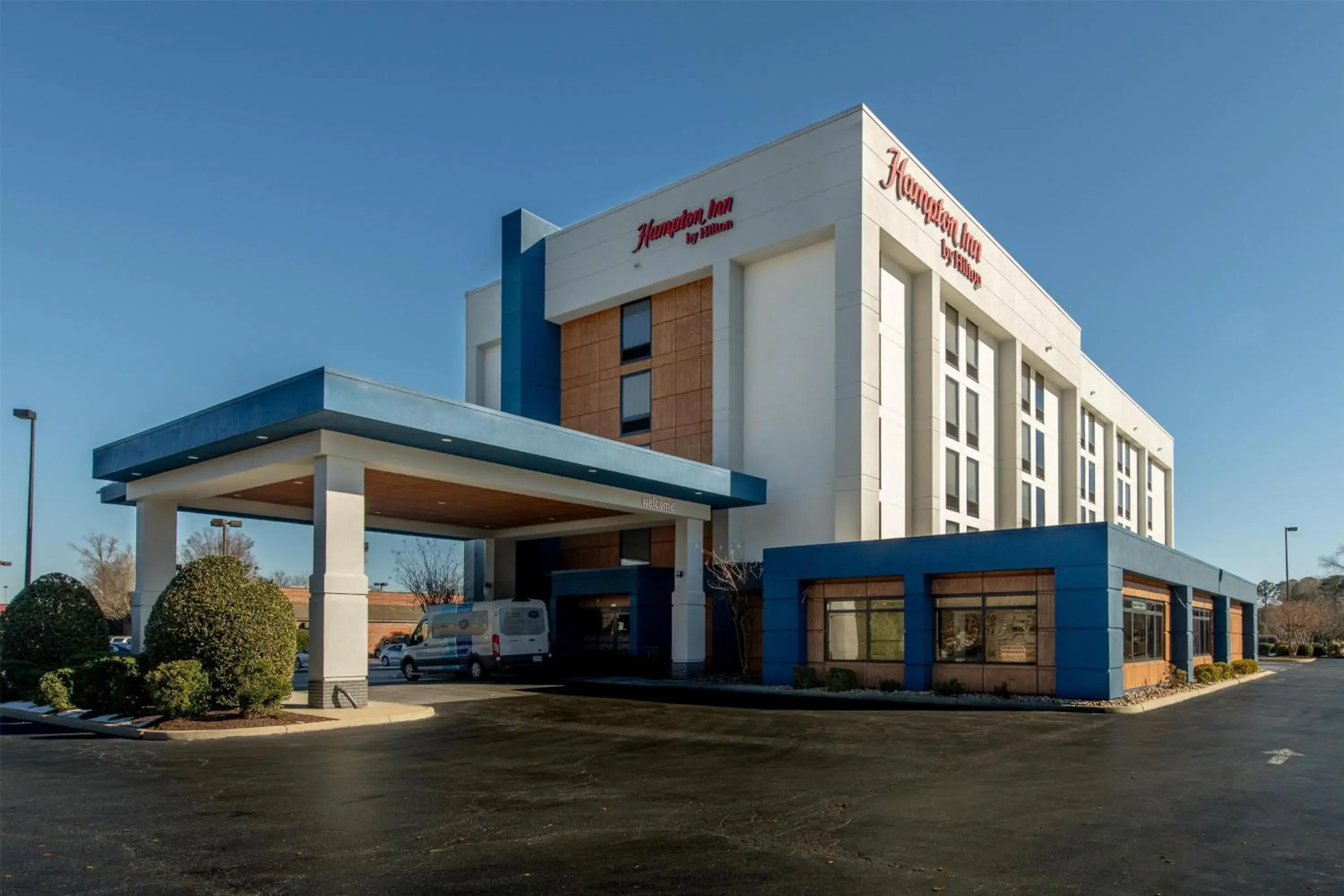 Property building in Hampton Inn Newport News-Yorktown Property building in Hampton Inn Newport News-Yorktown