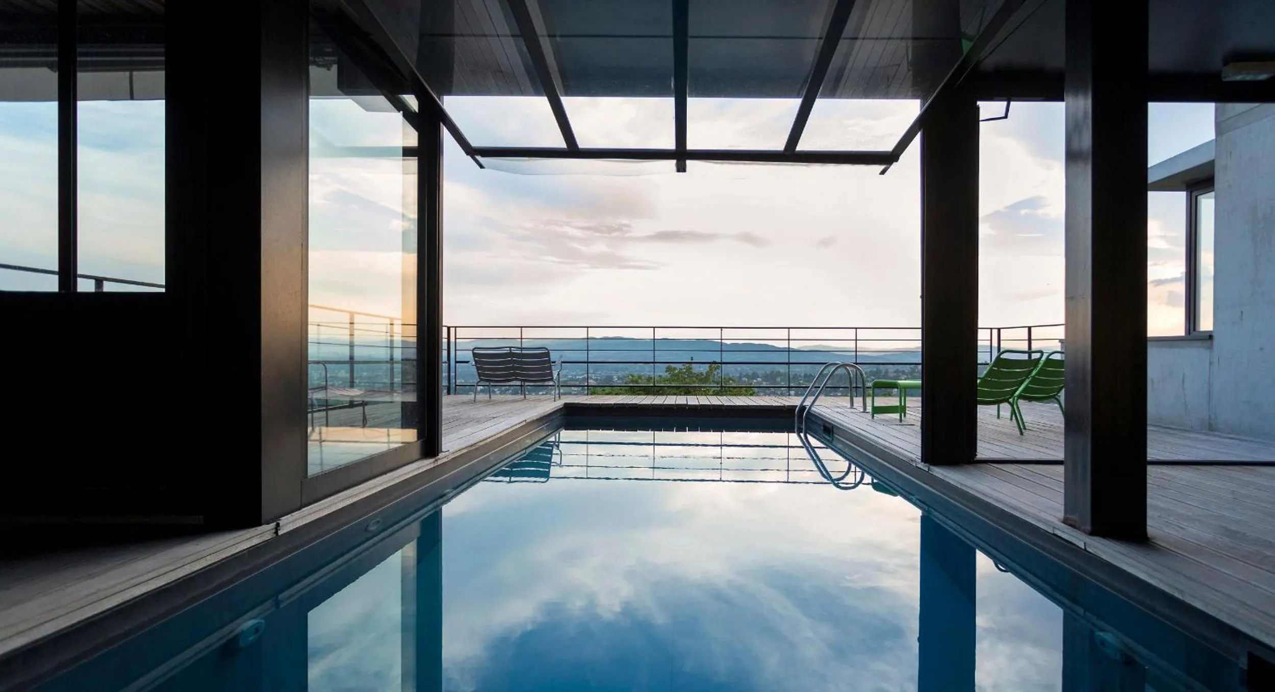 Swimming pool in L'Ermitage Hôtel Cuisine-À-Manger