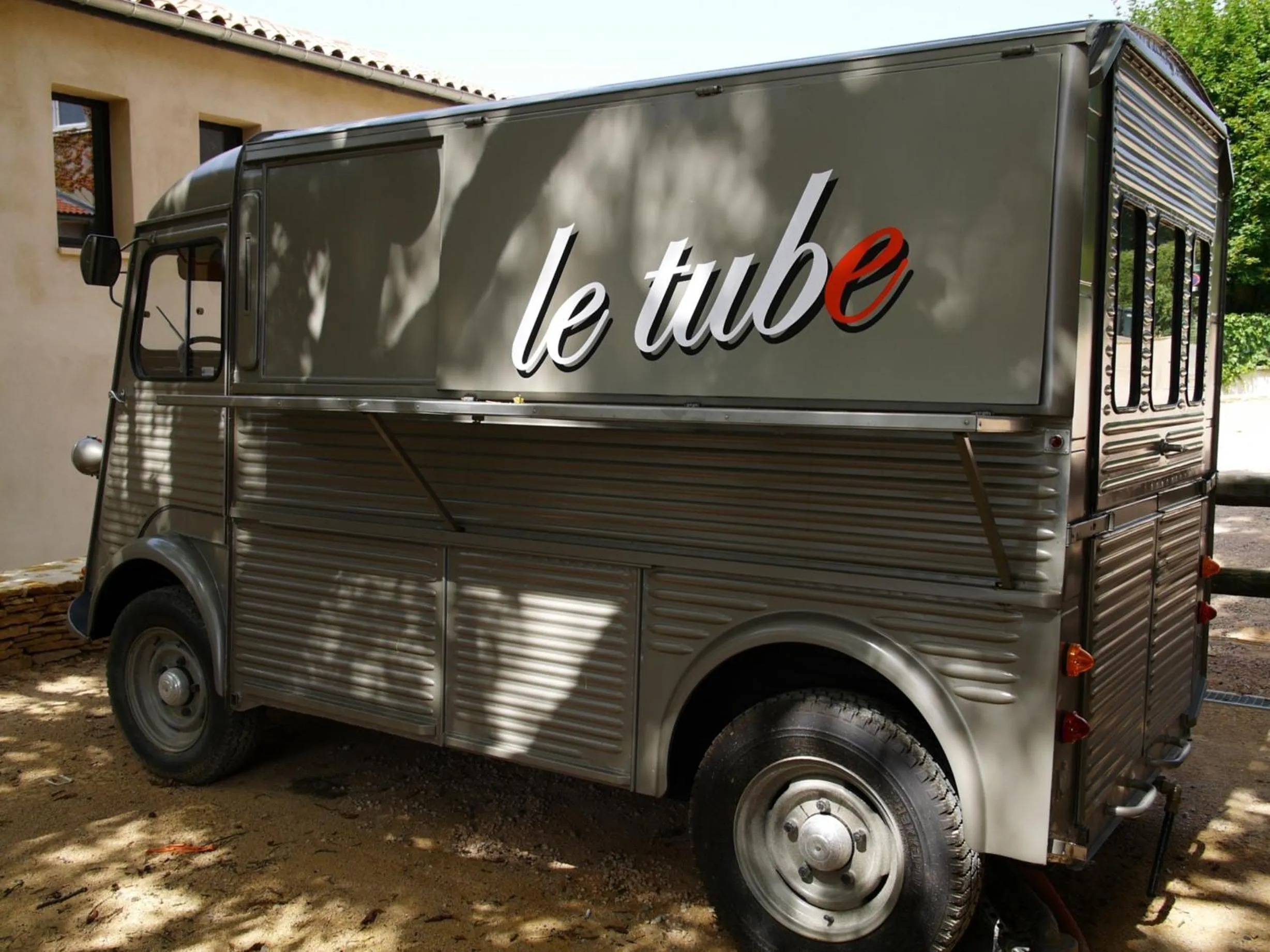 Property logo or sign in L'Ermitage Hôtel Cuisine-À-Manger