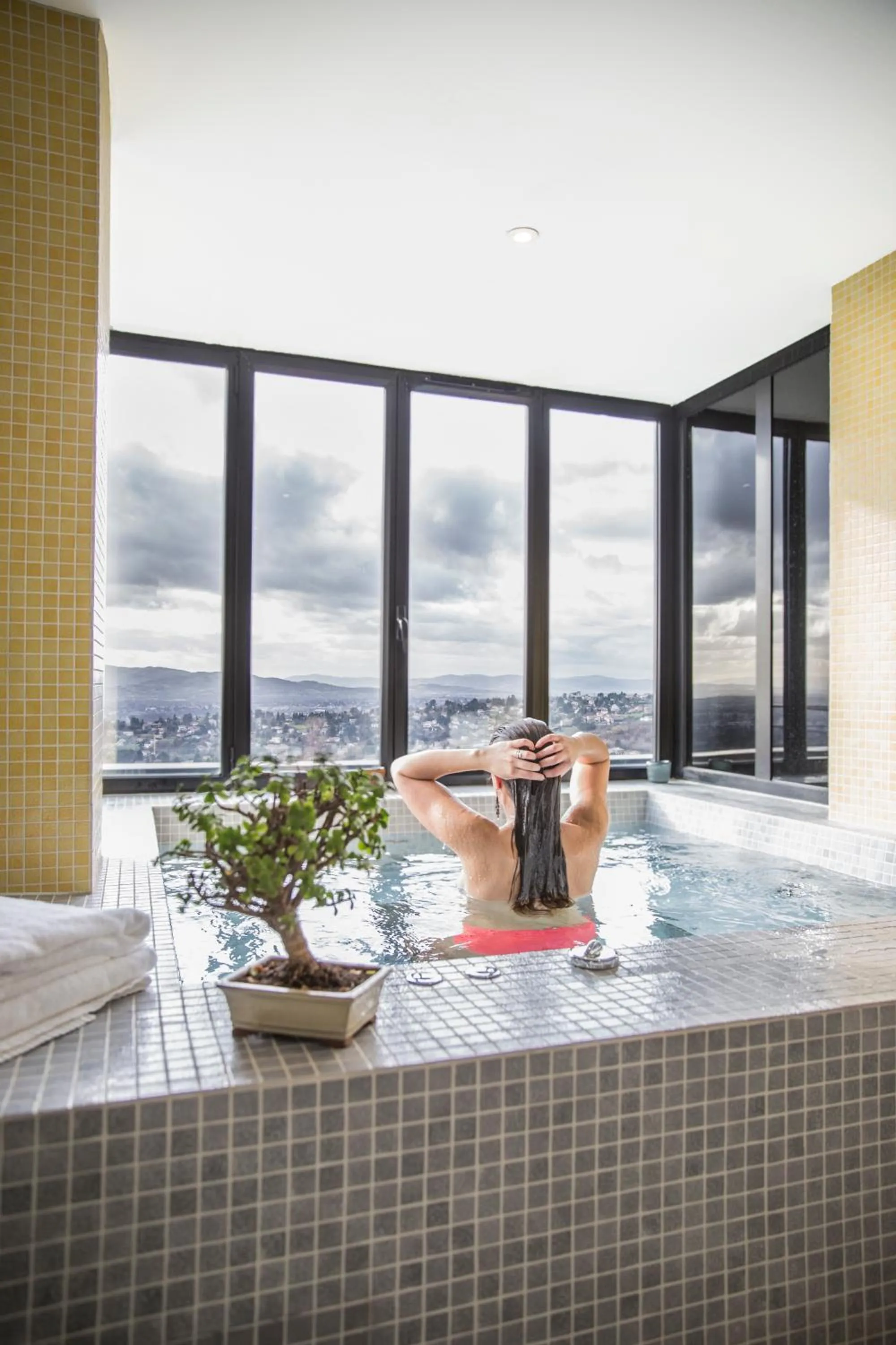 Hot Tub in L'Ermitage Hôtel Cuisine-À-Manger