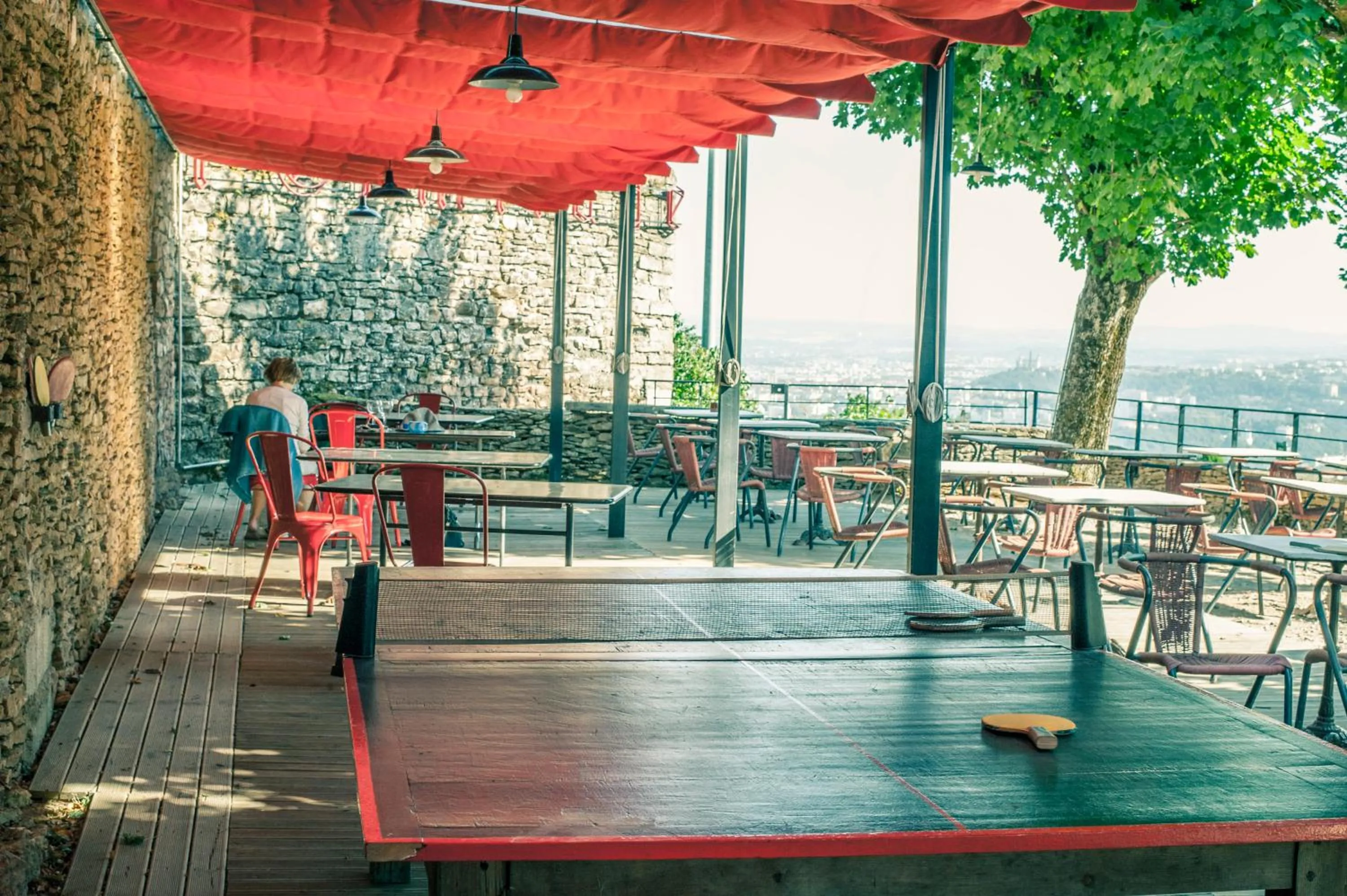 Table tennis in L'Ermitage Hôtel Cuisine-À-Manger
