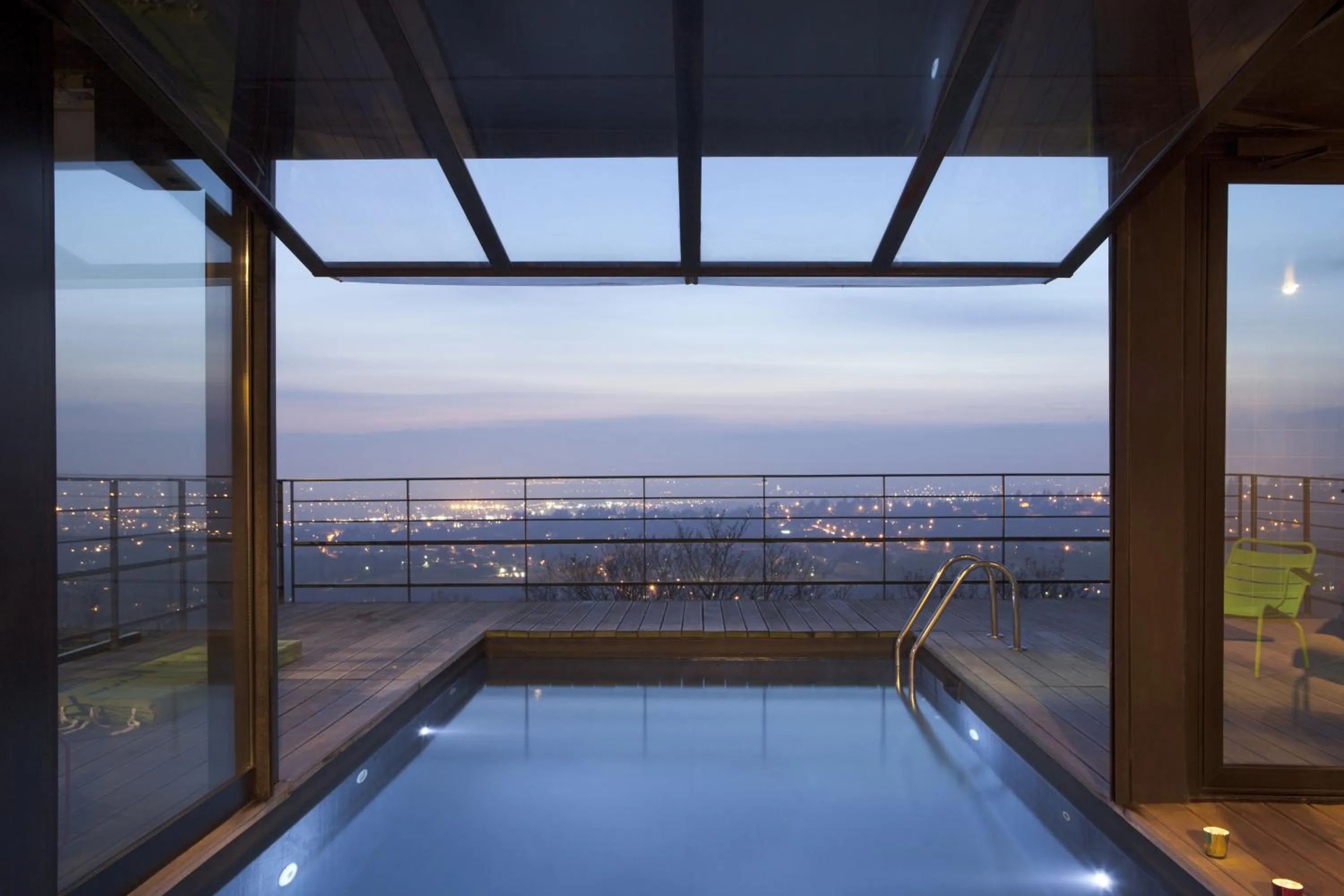 Swimming pool in L'Ermitage Hôtel Cuisine-À-Manger