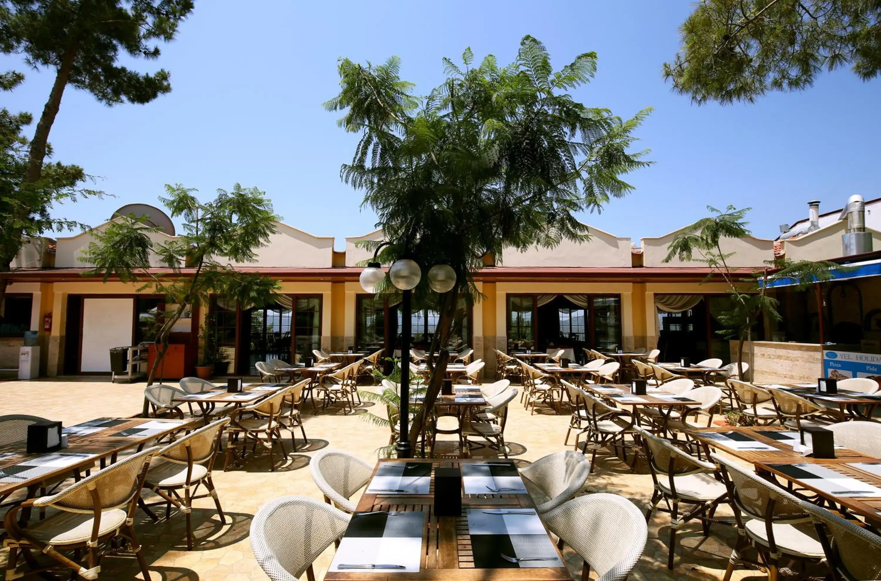 Restaurant/places to eat in Yel Holiday Resort Restaurant/places to eat in Yel Holiday Resort