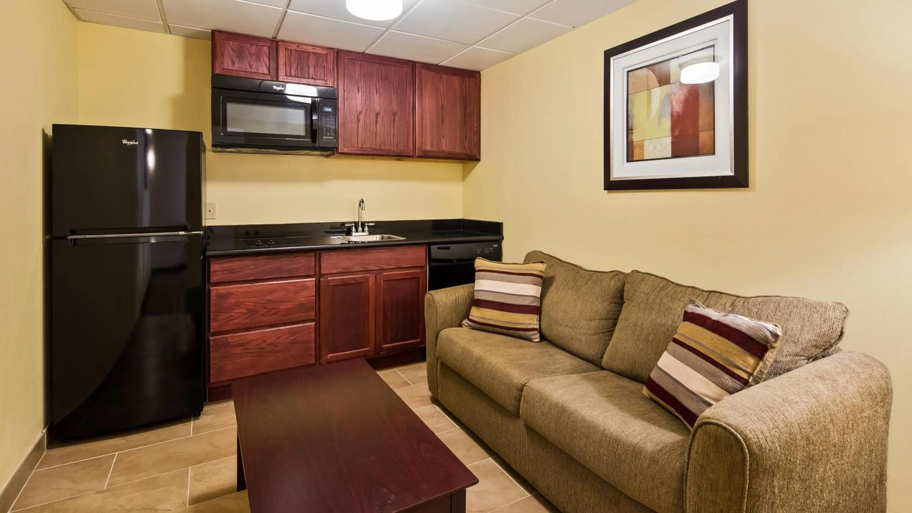 Kitchen or kitchenette in Best Western Airport Inn & Suites Cleveland