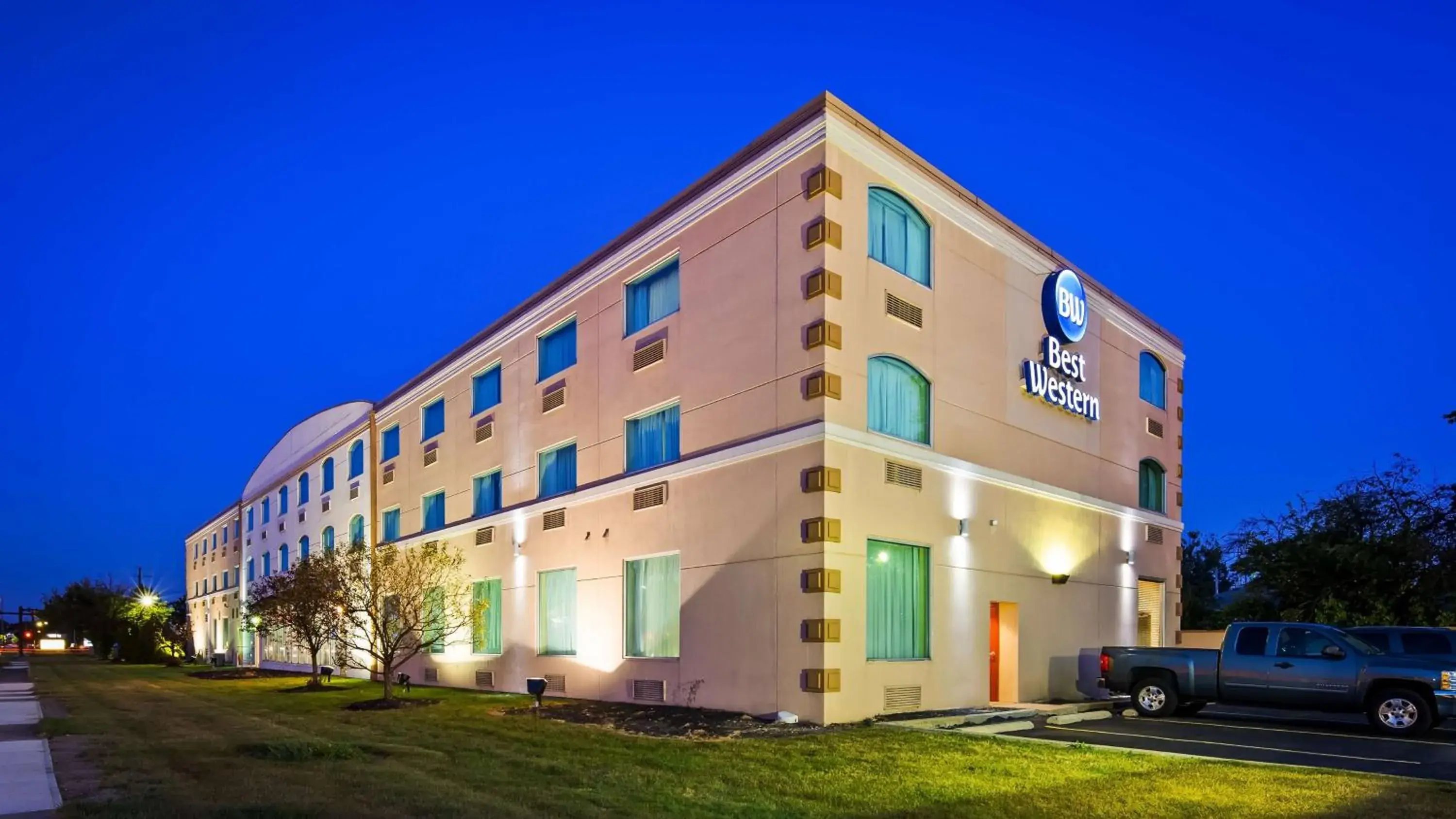 Property building in Best Western Airport Inn & Suites Cleveland Property building in Best Western Airport Inn & Suites Cleveland
