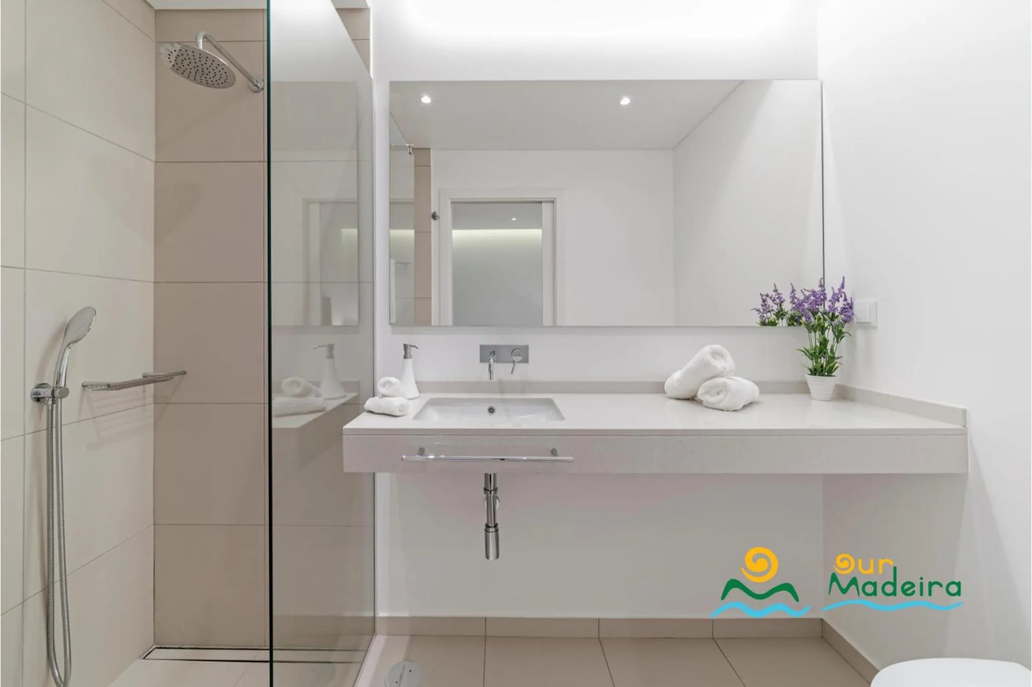 Shower in OurMadeira - Calheta Heights
