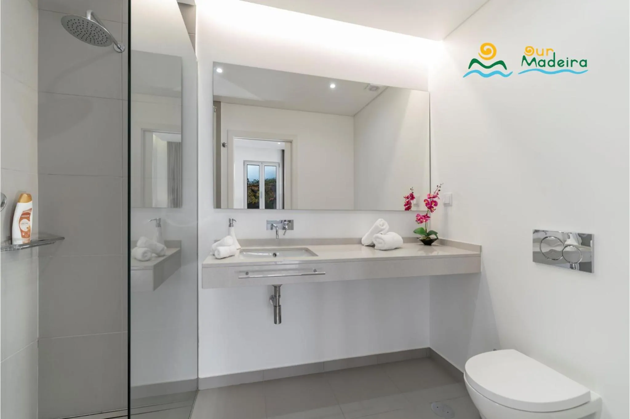 Shower in OurMadeira - Calheta Heights