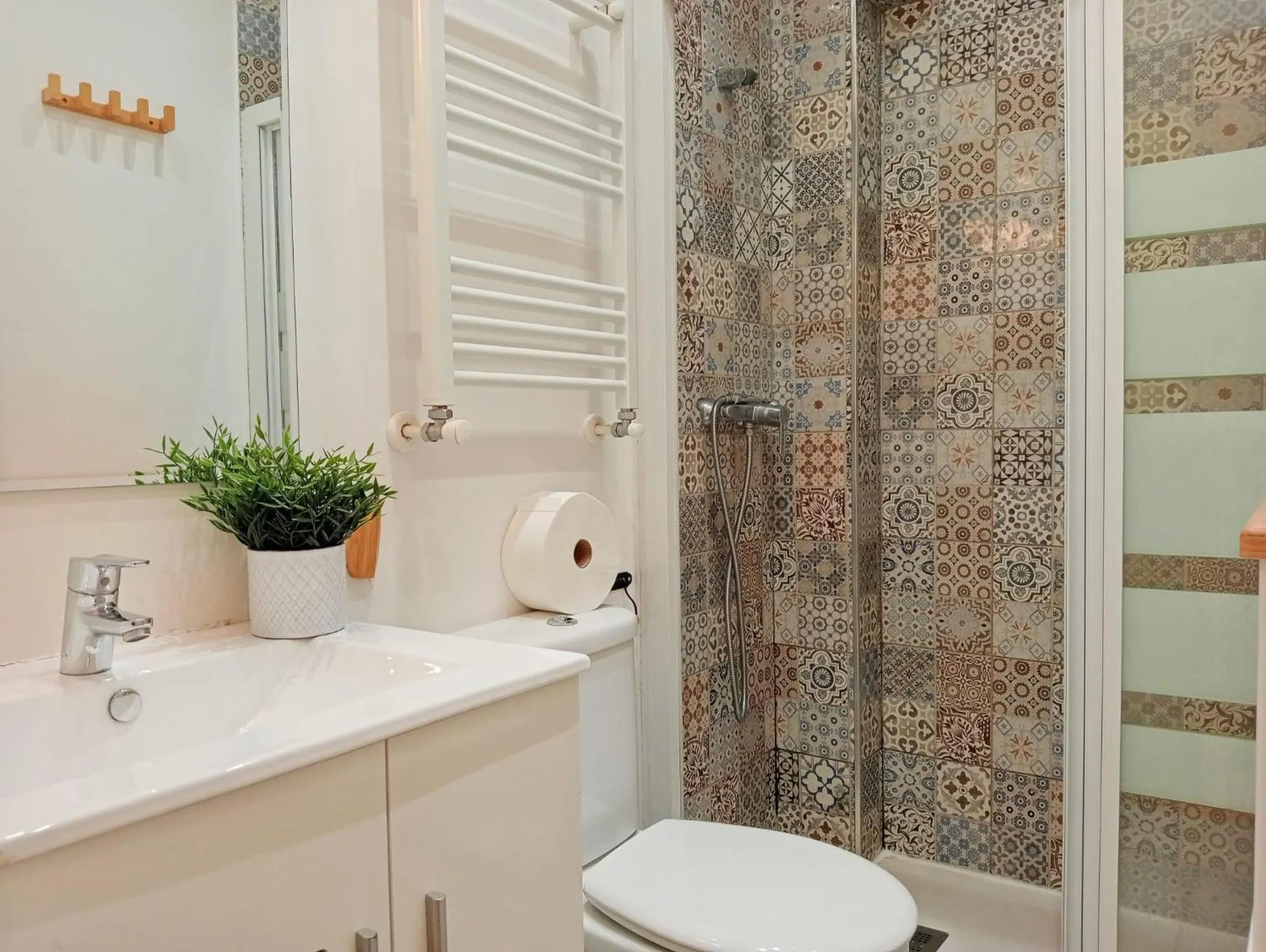 Shower in Far Home Plaza Mayor