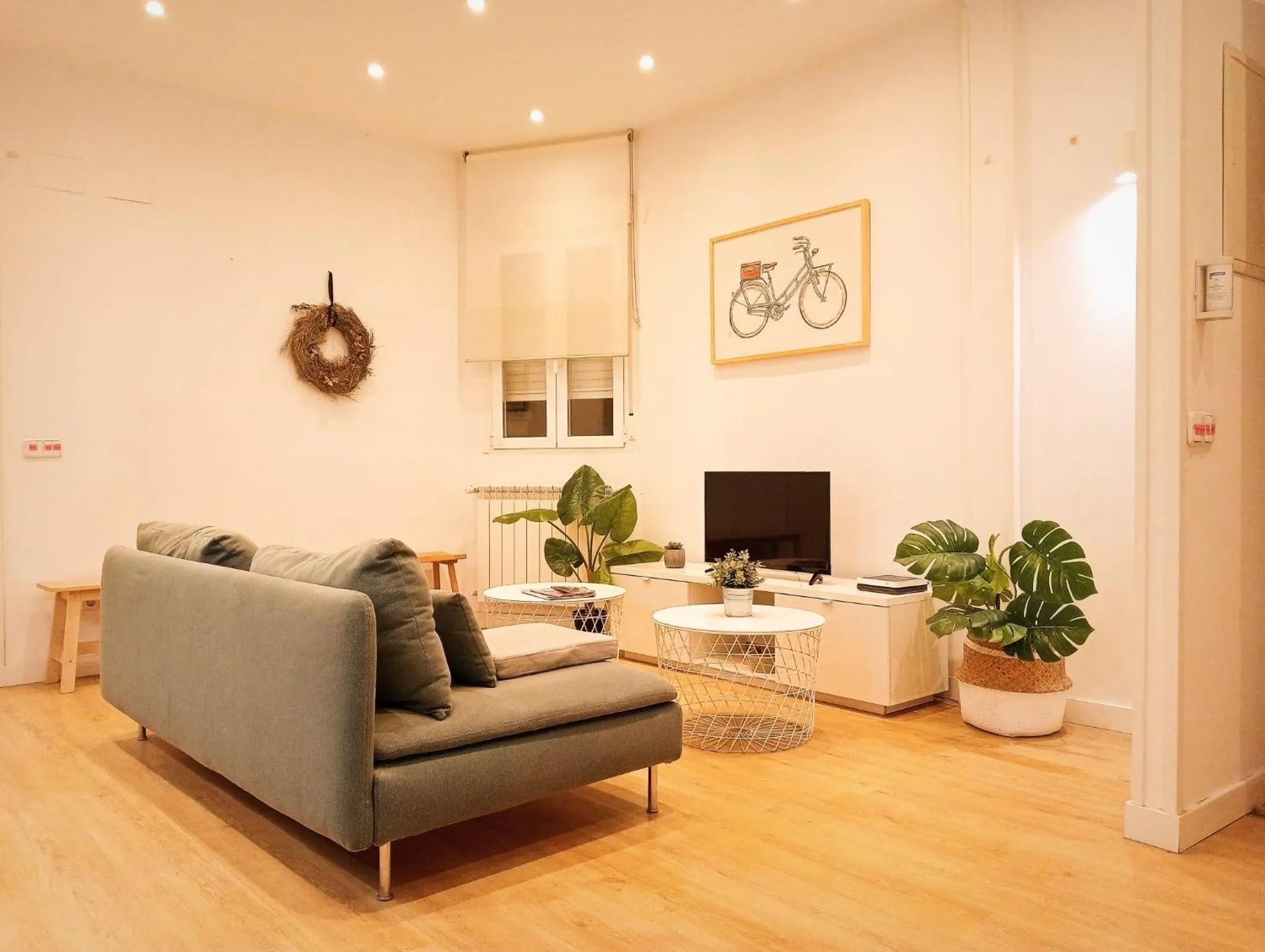 Communal lounge/ TV room in Far Home Plaza Mayor