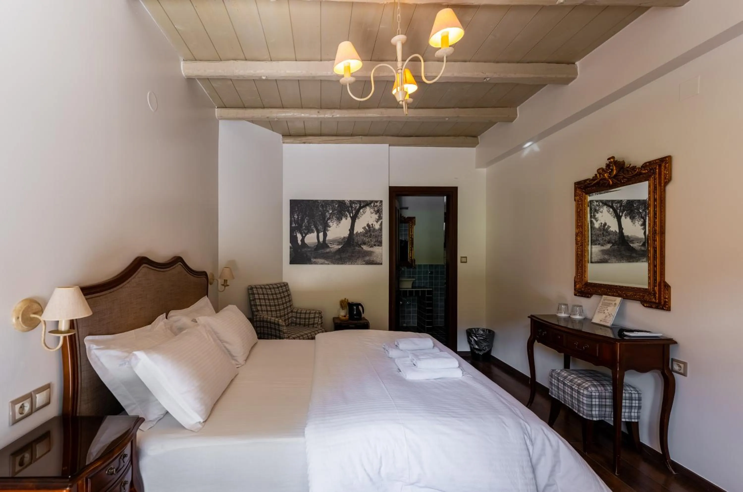 Photo of the whole room, Bed in Palio Litochoro The Countryside Lodge