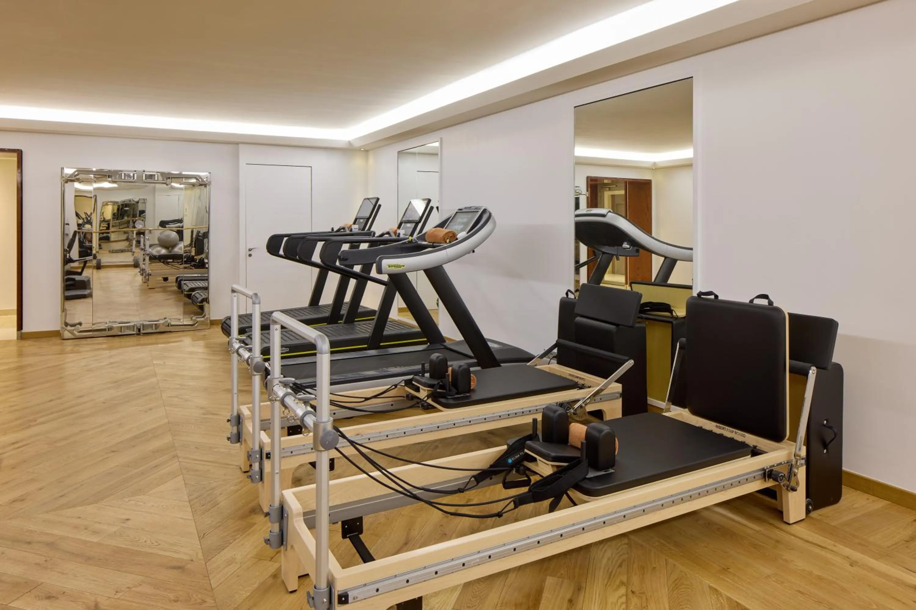 Fitness centre/facilities in Majestic Apartments Champs Elysées