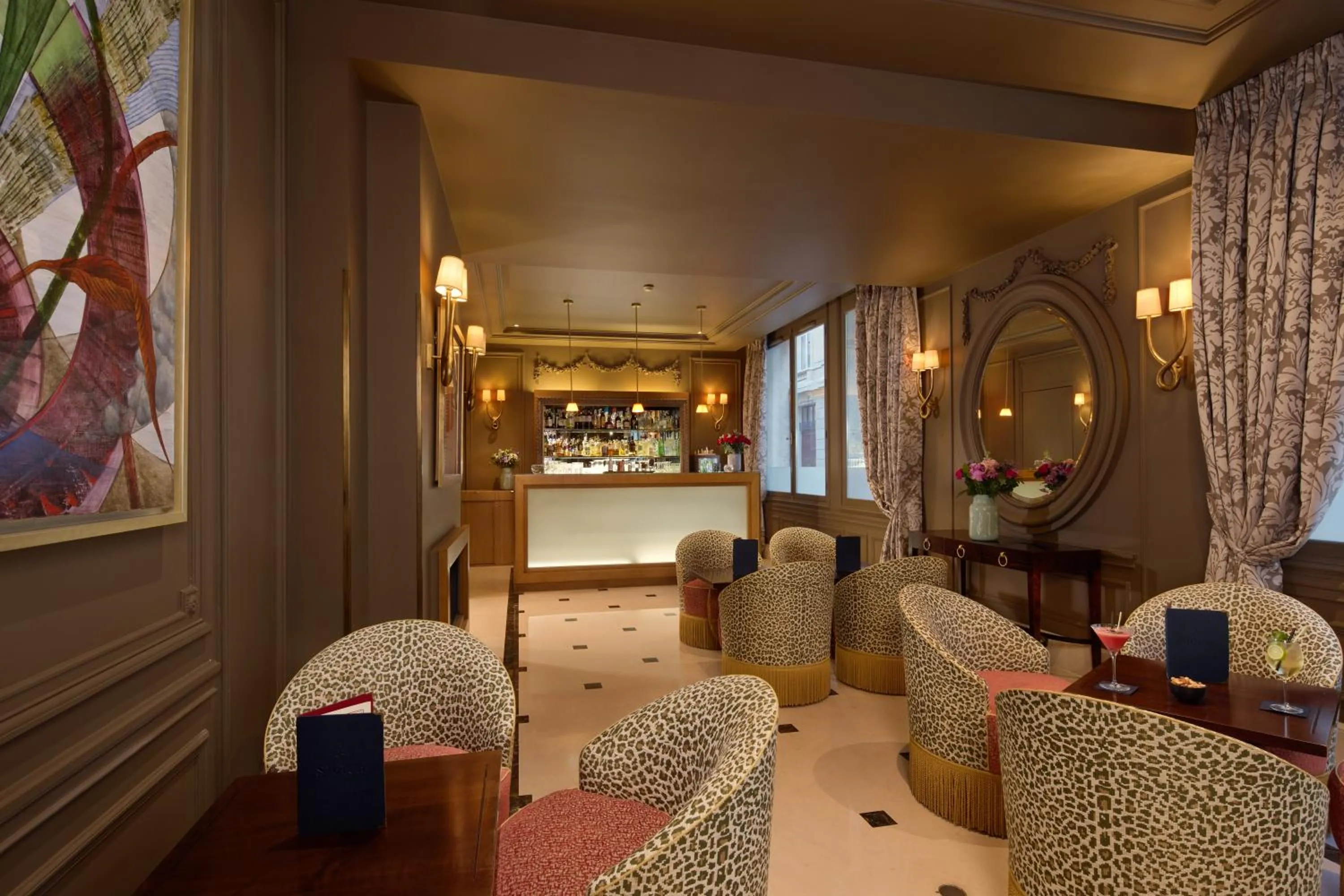 Lounge or bar in Majestic Apartments Champs Elysées