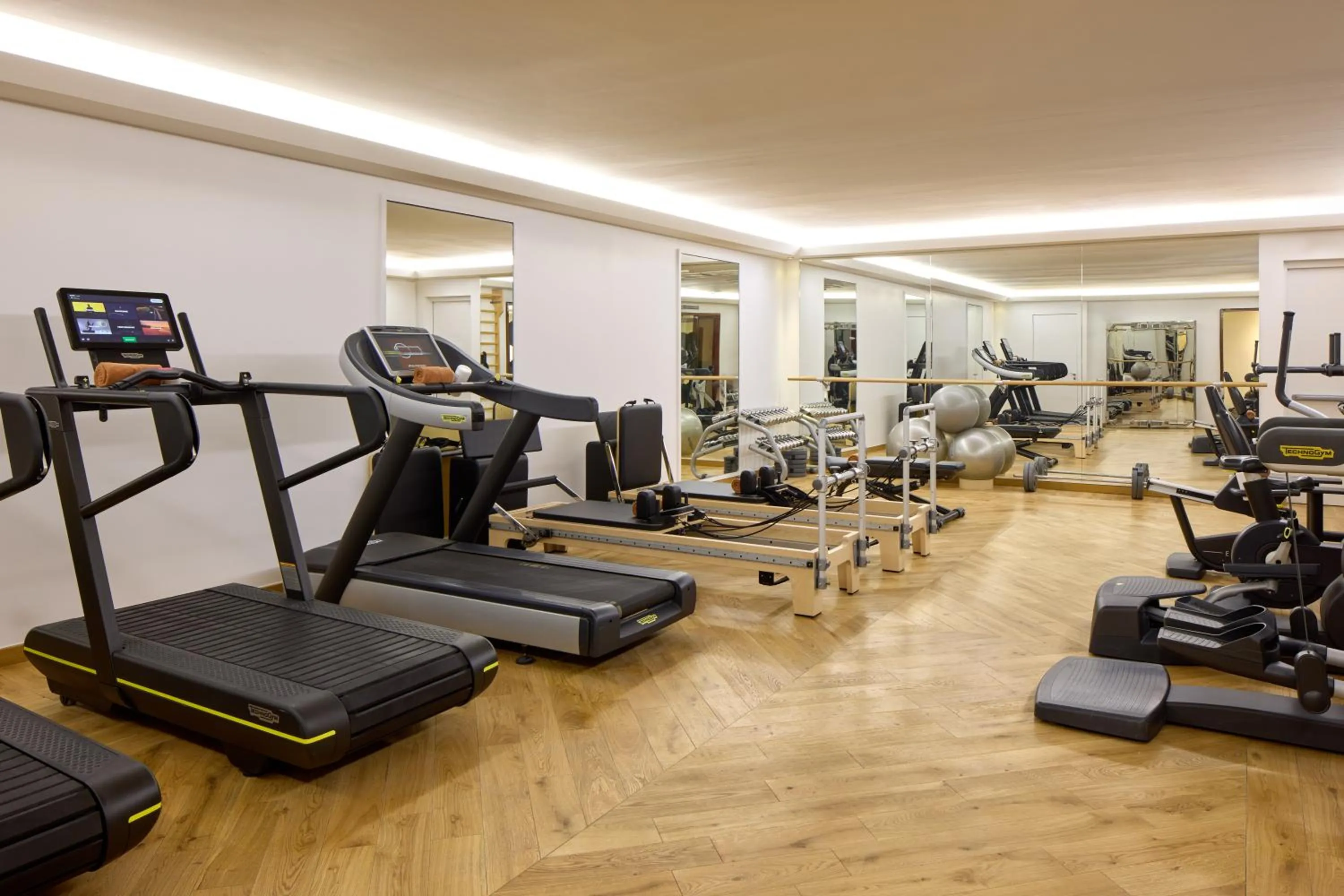 Fitness centre/facilities in Majestic Apartments Champs Elysées