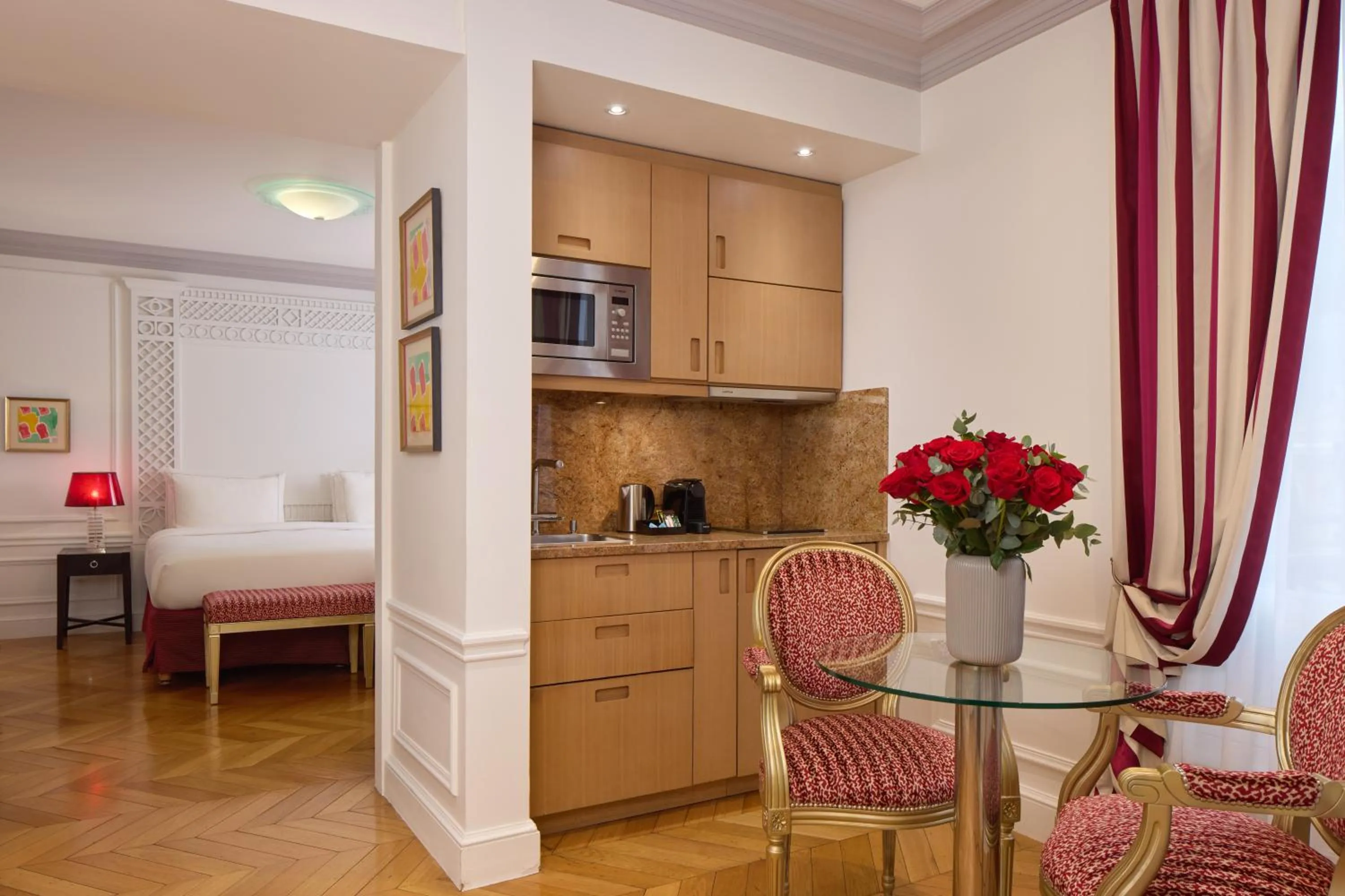 Kitchen or kitchenette, Bed in Majestic Apartments Champs Elysées