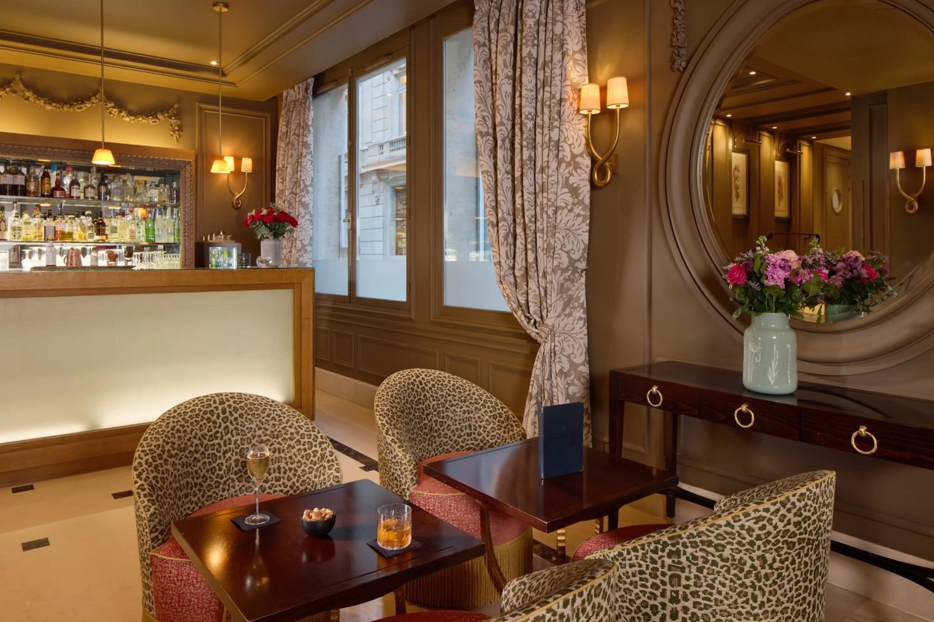 Lounge or bar in Majestic Apartments Champs Elysées