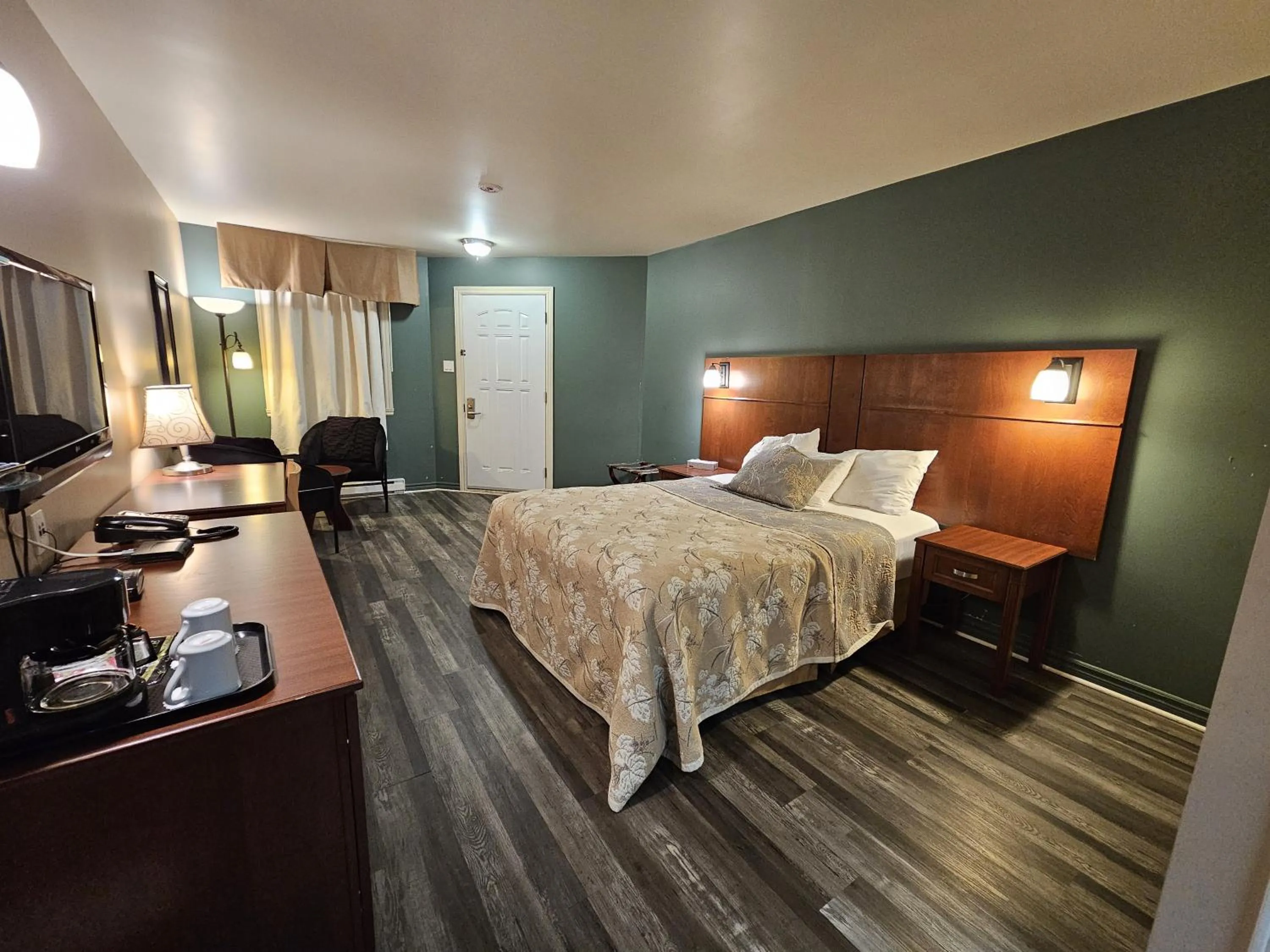 Bed in Hotel-Motel Drummond